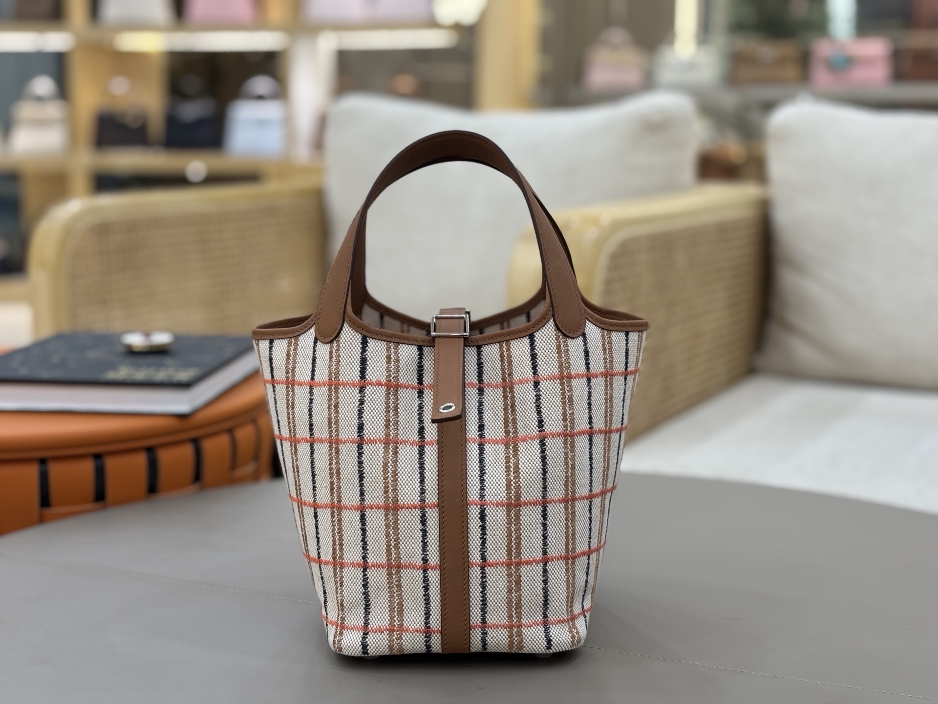 NO:698495,In stock at home, the latest embroidered cabbage golden brown plaid cute bucket bag!  The family has put a lot of effort into the vegetable baskets again, incorporating embroidery techniques, plaid and striped designs!  ,Hermes,hermes,Hermes,19860909家现货 年最新款刺绣菜蓝子 金棕色格纹 可爱的水桶包包！家又在菜篮子上花心思啦融入了刺绣的工艺,格子和条纹的设计！,爱马仕,hermes,Hermes,,Bag