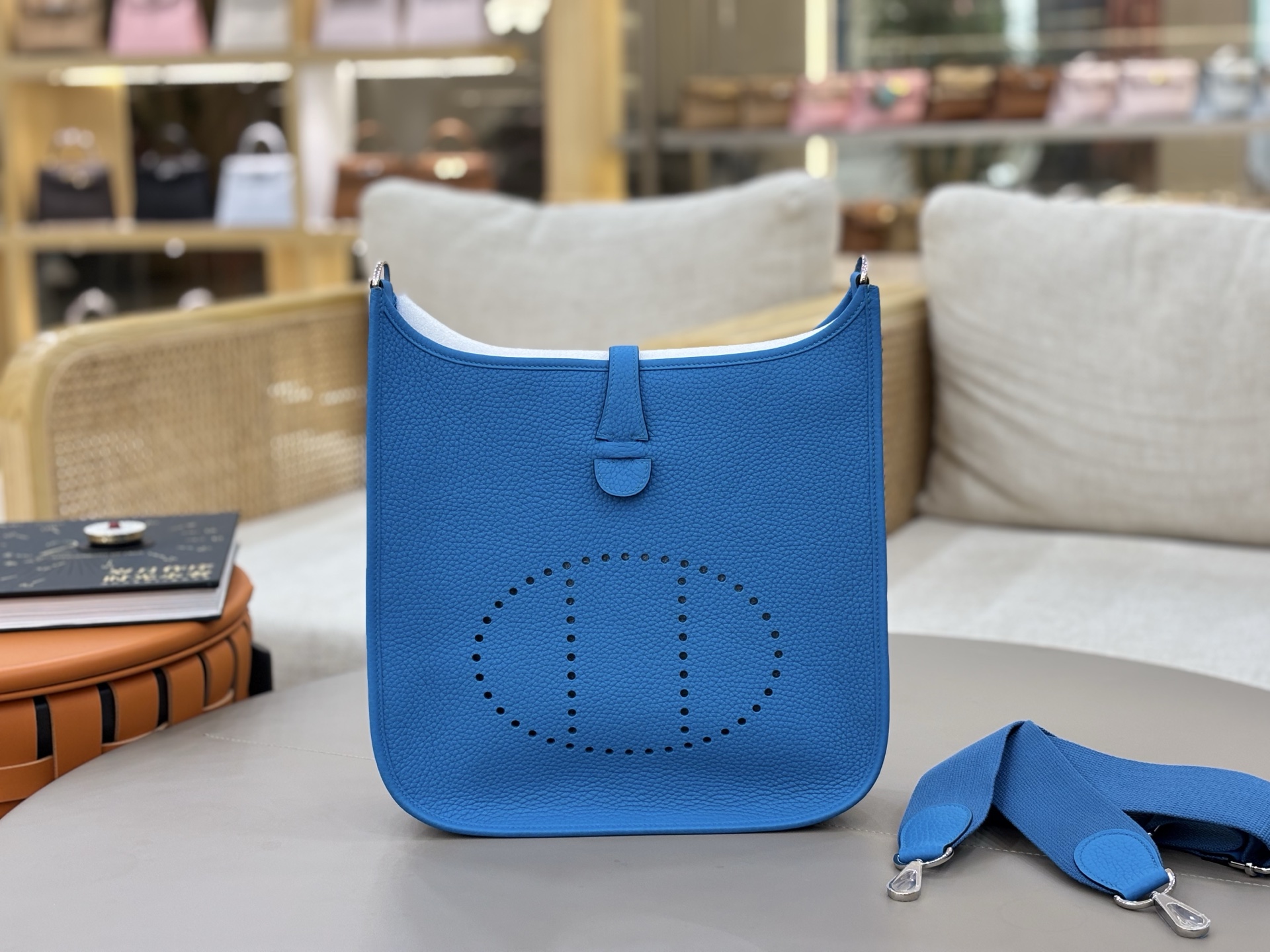 NO:698460,Fully hand-imported original leather Evelyne Evelyne 29cm clemence leather Tanzanite blue silver buckle A very casual and casual bag, suitable for both men and women. The wide shoulder strap is very comfortable to use and the length can be adjusted for easy cross-body wear. The bag is lightweight, stain-resistant and has a large capacity. It is the first choice for daily commuting and travel. Hermes, hermes, Hermes,19860909全手进口原厂皮  Evelyne 伊芙琳 29cm clemence皮 坦桑蓝银扣 非常休闲随意的一款包,男女适用,宽版肩带使用很舒适,可以调节长度,方便斜挎、包身轻便、耐脏 而且容量挺大,日常通勤、旅游首选,爱马仕,hermes,Hermes,,Bag