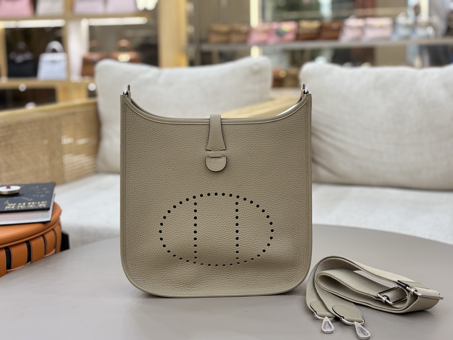 NO:698463,Fully hand-imported original leather Evelyne Evelyne 29cm clemence leather windbreaker gray silver buckle A very casual and casual bag, suitable for men and women, the wide shoulder strap is very comfortable to use, the length can be adjusted, convenient for cross-body wear, the bag body is light, stain-resistant and has a large capacity, the first choice for daily commuting and travel, Hermes, hermes, Hermes,19860909全手进口原厂皮  Evelyne 伊芙琳 29cm clemence皮 风衣灰银扣 非常休闲随意的一款包,男女适用,宽版肩带使用很舒适,可以调节长度,方便斜挎、包身轻便、耐脏 而且容量挺大,日常通勤、旅游首选,爱马仕,hermes,Hermes,,Bag