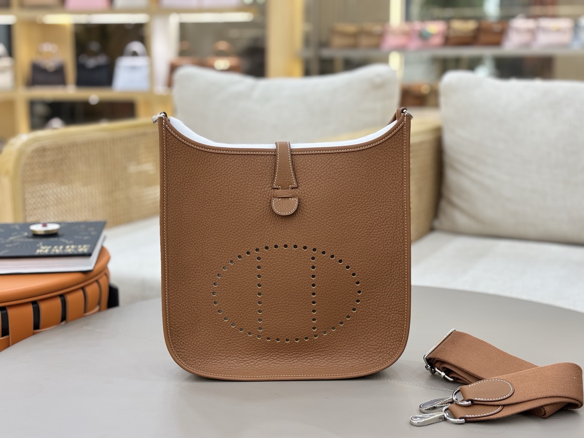 NO:698464,Fully hand-imported original leather Evelyne 29cm clemence leather with golden brown silver buckle. A very casual and casual bag, suitable for both men and women. The wide shoulder strap is very comfortable to use. The length can be adjusted for easy cross-body wear. The bag is lightweight, stain-resistant and has a large capacity. It is the first choice for daily commuting and travel. Hermes, hermes, Hermes,19860909全手进口原厂皮  Evelyne 伊芙琳 29cm clemence皮 金棕色银扣 非常休闲随意的一款包,男女适用,宽版肩带使用很舒适,可以调节长度,方便斜挎、包身轻便、耐脏 而且容量挺大,日常通勤、旅游首选,爱马仕,hermes,Hermes,,Bag