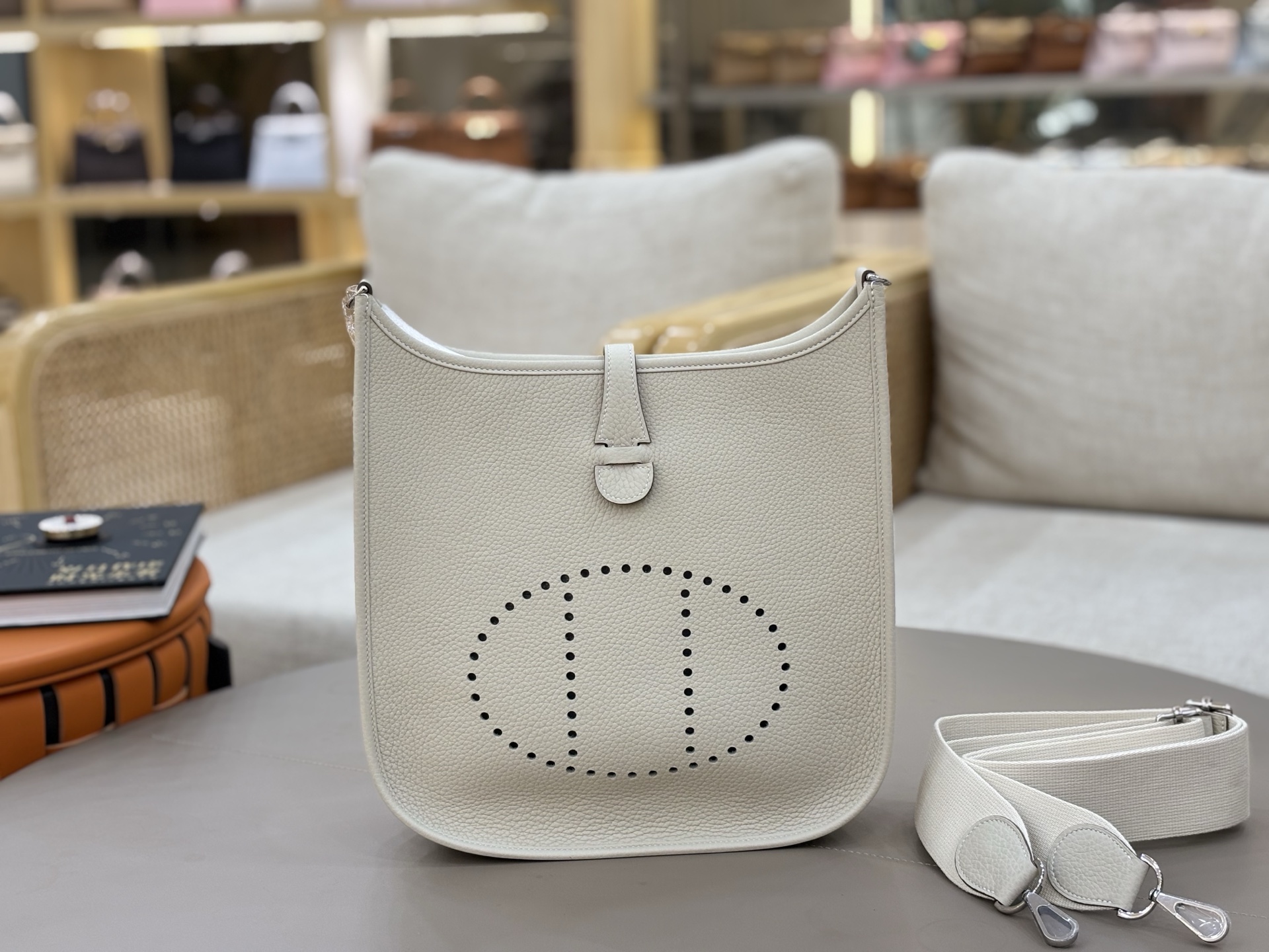 NO:698468,Fully hand-imported original leather Evelyne Evelyne 29cm clemence leather Milkshake silver buckle A very casual and casual bag, suitable for men and women, the wide shoulder strap is very comfortable to use, the length can be adjusted, convenient for cross-body wear, the bag is lightweight, stain-resistant and has a large capacity, the first choice for daily commuting and travel, Hermes, hermes, Hermes,19860909全手进口原厂皮  Evelyne 伊芙琳 29cm clemence皮 奶昔白银扣 非常休闲随意的一款包,男女适用,宽版肩带使用很舒适,可以调节长度,方便斜挎、包身轻便、耐脏 而且容量挺大,日常通勤、旅游首选,爱马仕,hermes,Hermes,,Bag