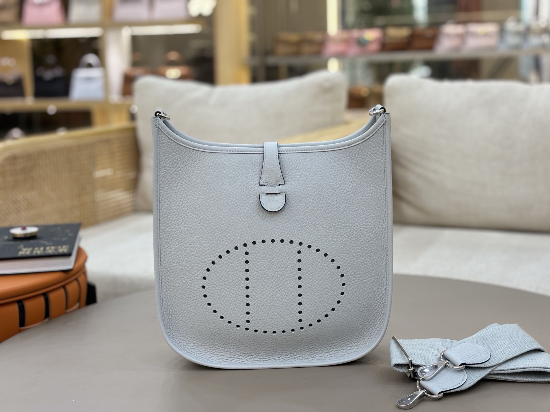 NO:698472,Fully hand-imported original leather Evelyne Evelyne 29cm clemence leather Holy Grail blue silver buckle A very casual and casual bag, suitable for both men and women. The wide shoulder strap is very comfortable to use and the length can be adjusted for easy cross-body wear. The bag is lightweight, stain-resistant and has a large capacity. It is the first choice for daily commuting and travel. Hermes, hermes, Hermes,19860909全手进口原厂皮  Evelyne 伊芙琳 29cm clemence皮 圣杯蓝银扣 非常休闲随意的一款包,男女适用,宽版肩带使用很舒适,可以调节长度,方便斜挎、包身轻便、耐脏 而且容量挺大,日常通勤、旅游首选,爱马仕,hermes,Hermes,,Bag