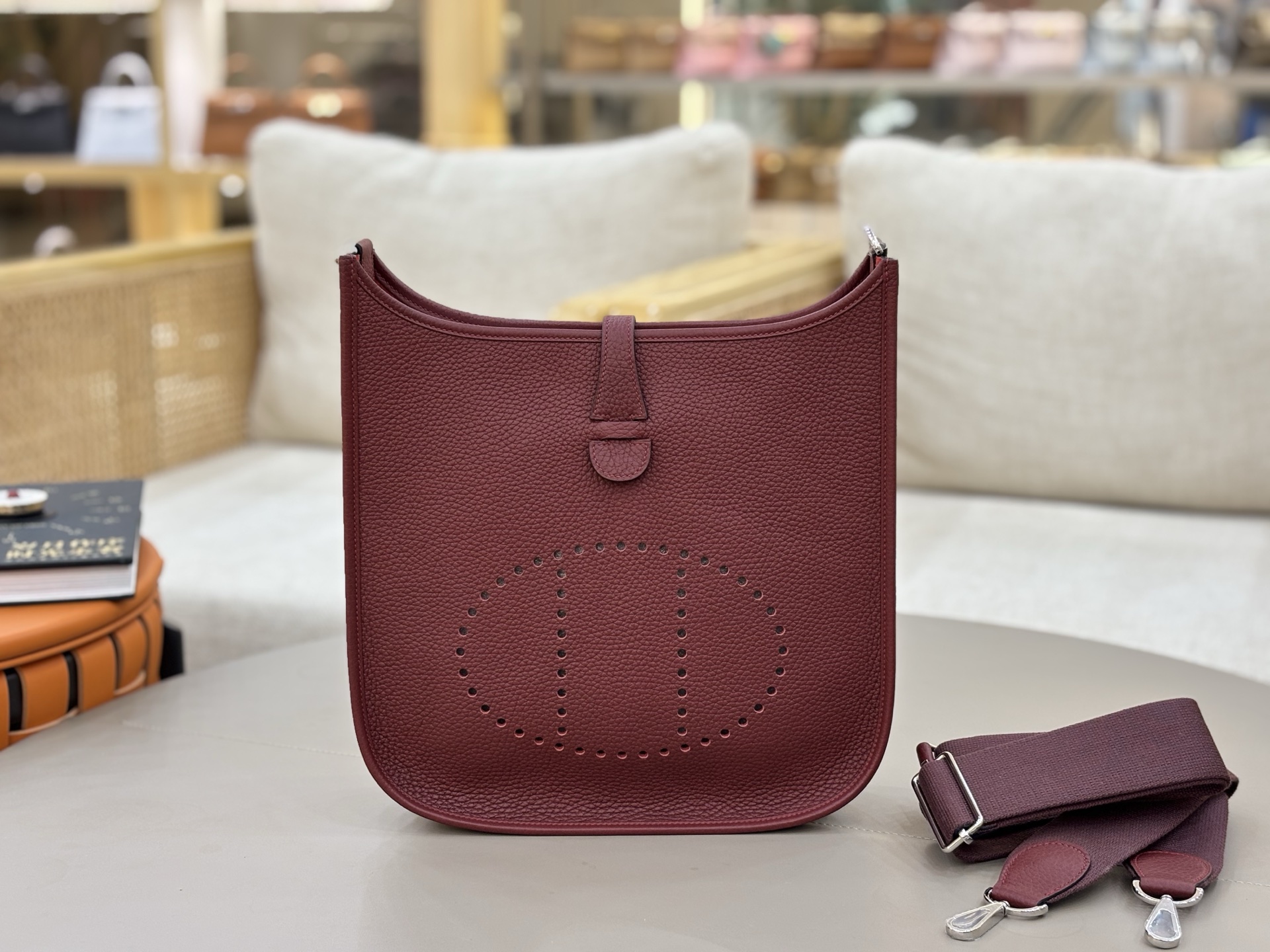 NO:698473,Fully hand-imported original leather Evelyne Evelyne 29cm clemence leather Hermès red silver buckle A very casual and casual bag, suitable for both men and women. The wide shoulder strap is very comfortable to use and the length can be adjusted for easy cross-body wear. The bag is lightweight, stain-resistant and has a large capacity. It is the first choice for daily commuting and travel. Hermes, hermes, Hermes,19860909全手进口原厂皮  Evelyne 伊芙琳 29cm clemence皮 爱马仕红银扣 非常休闲随意的一款包,男女适用,宽版肩带使用很舒适,可以调节长度,方便斜挎、包身轻便、耐脏 而且容量挺大,日常通勤、旅游首选,爱马仕,hermes,Hermes,,Bag