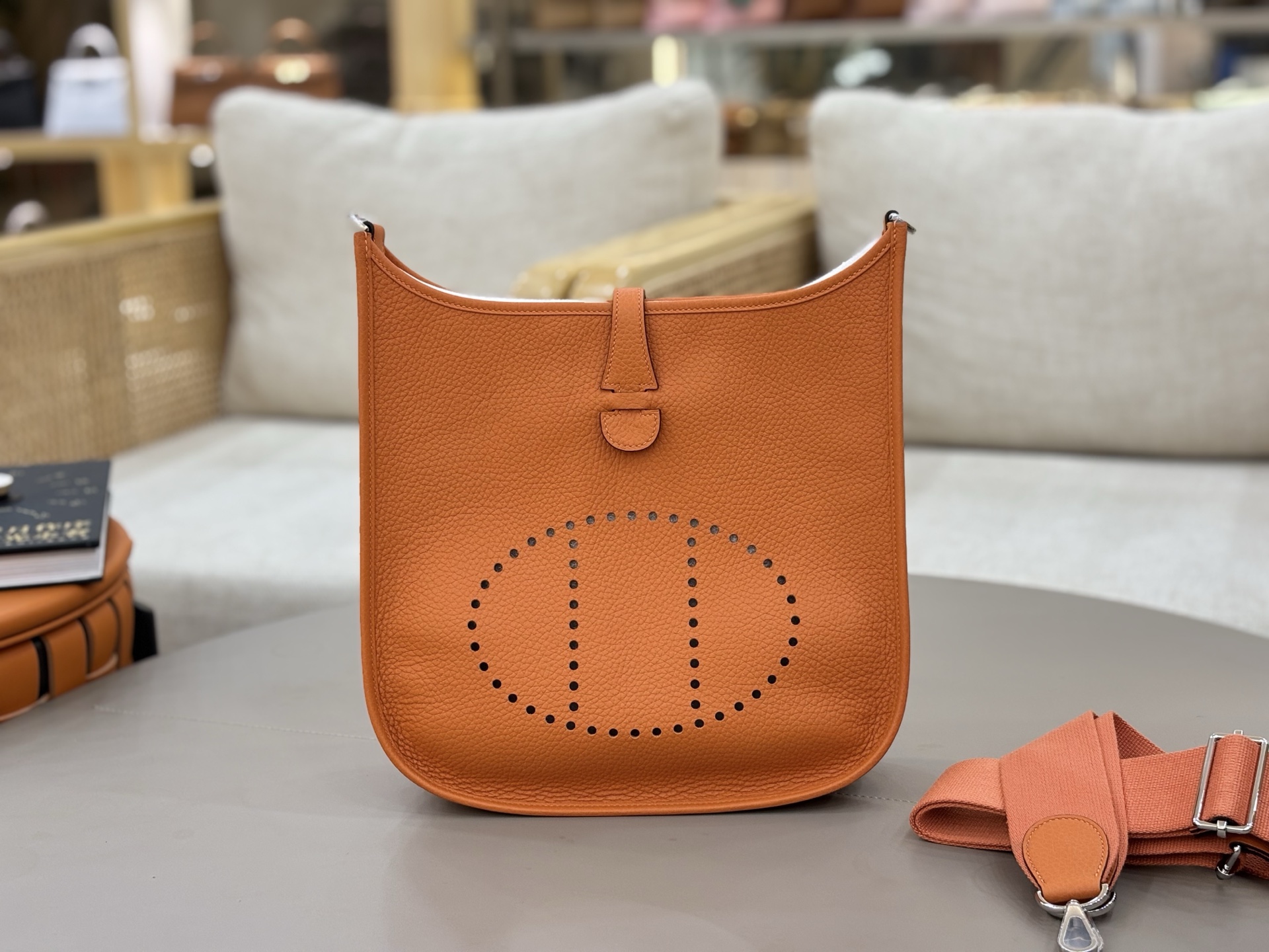 NO:698475,Fully hand-imported original leather Evelyne Evelyne 29cm clemence leather with classic orange and silver buckle. A very casual and casual bag, suitable for both men and women. The wide shoulder strap is very comfortable to use. The length can be adjusted for easy cross-body wear. The bag is lightweight, stain-resistant and has a large capacity. It is the first choice for daily commuting and travel. Hermes, hermes, Hermes,19860909全手进口原厂皮  Evelyne 伊芙琳 29cm clemence皮 经典橙银扣 非常休闲随意的一款包,男女适用,宽版肩带使用很舒适,可以调节长度,方便斜挎、包身轻便、耐脏 而且容量挺大,日常通勤、旅游首选,爱马仕,hermes,Hermes,,Bag