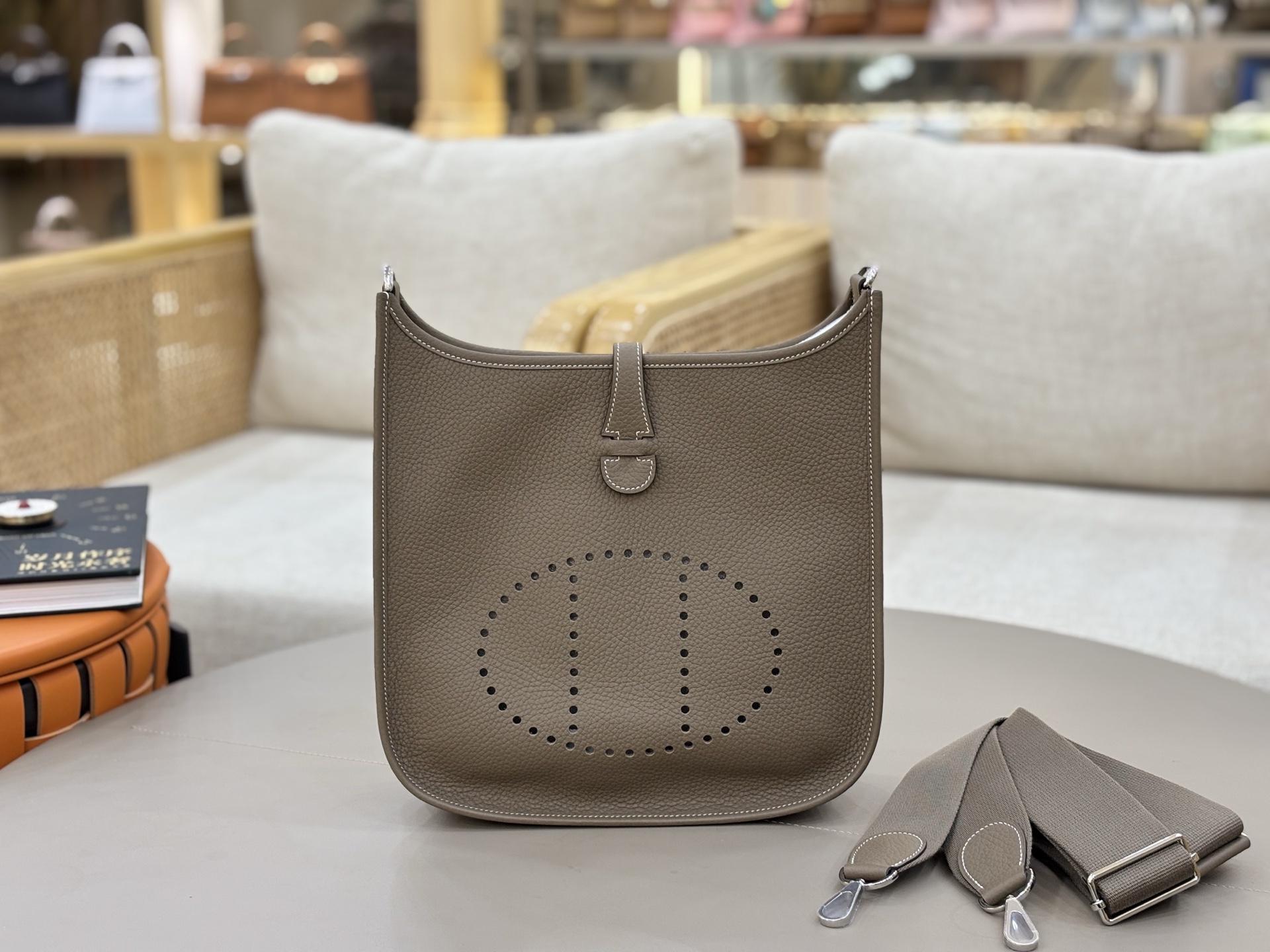 NO:698477,Fully hand-imported original leather Evelyne Evelyne 29cm clemence leather Elephant gray silver buckle A very casual and casual bag, suitable for both men and women. The wide shoulder strap is very comfortable to use and the length can be adjusted for easy cross-body wear. The bag is lightweight, stain-resistant and has a large capacity. It is the first choice for daily commuting and travel. Hermes, hermes, Hermes,19860909全手进口原厂皮  Evelyne 伊芙琳 29cm clemence皮 大象灰银扣 非常休闲随意的一款包,男女适用,宽版肩带使用很舒适,可以调节长度,方便斜挎、包身轻便、耐脏 而且容量挺大,日常通勤、旅游首选,爱马仕,hermes,Hermes,,Bag