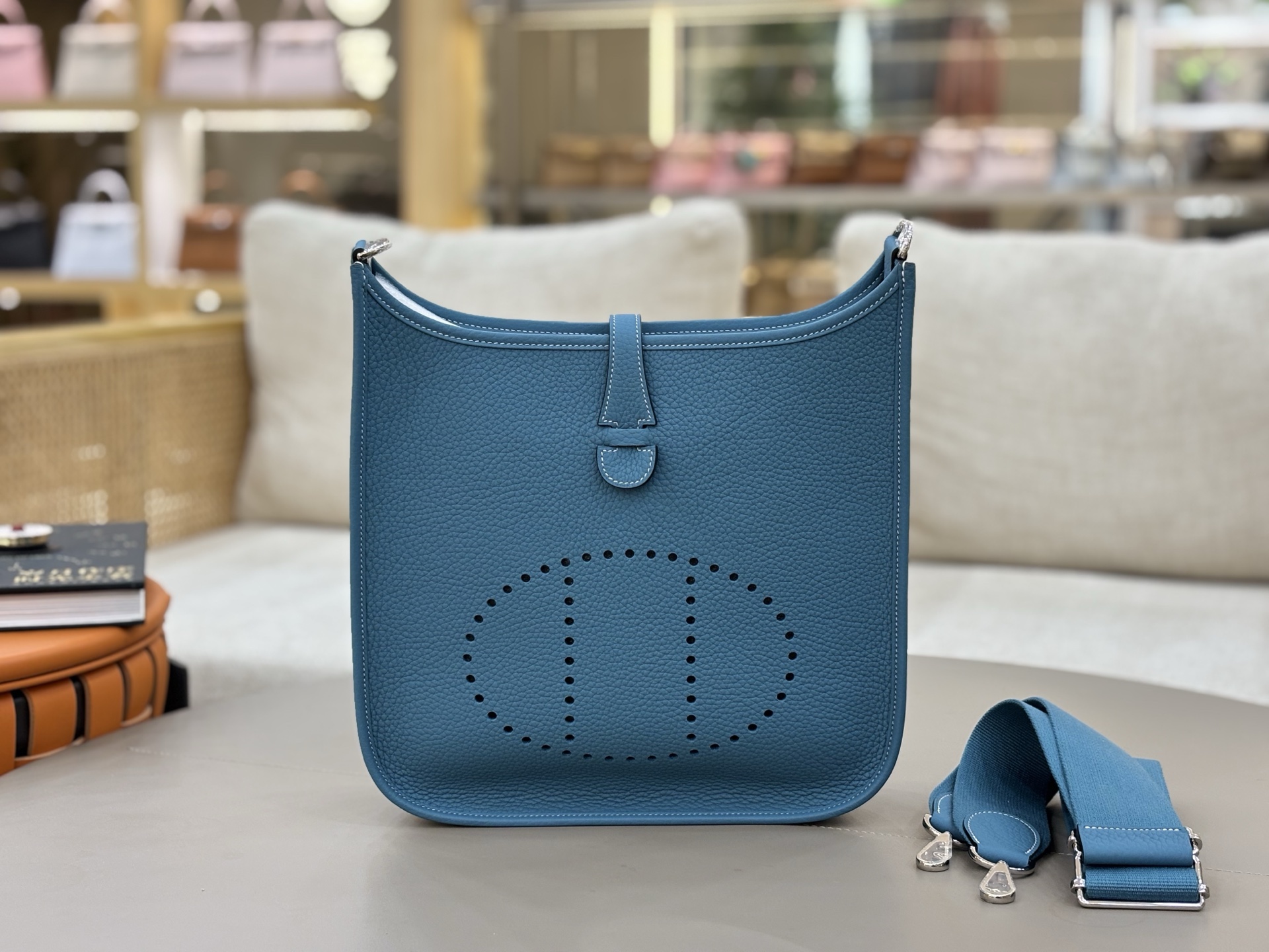 NO:698479,Fully hand-imported original leather Evelyne Evelyne 29cm clemence leather denim blue silver buckle A very casual and casual bag, suitable for men and women, the wide shoulder strap is very comfortable to use, the length can be adjusted, easy to carry cross-body, the bag is lightweight, stain-resistant and has a large capacity, the first choice for daily commuting and travel, Hermes, hermes, Hermes,19860909全手进口原厂皮  Evelyne 伊芙琳 29cm clemence皮 牛仔蓝银扣 非常休闲随意的一款包,男女适用,宽版肩带使用很舒适,可以调节长度,方便斜挎、包身轻便、耐脏 而且容量挺大,日常通勤、旅游首选,爱马仕,hermes,Hermes,,Bag