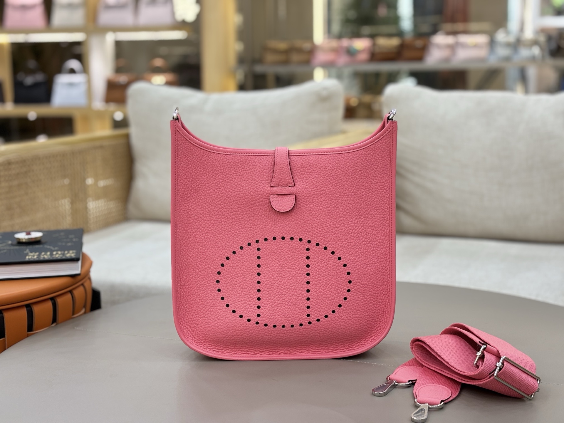 NO:698482,Fully hand-imported original leather Evelyne Evelyne 29cm clemence leather lipstick pink silver buckle A very casual and casual bag, suitable for men and women, the wide shoulder strap is very comfortable to use, the length can be adjusted, easy to carry cross-body, the bag is lightweight, stain-resistant and has a large capacity, the first choice for daily commuting and travel, Hermes, hermes, Hermes,19860909全手进口原厂皮  Evelyne 伊芙琳 29cm clemence皮 唇膏粉银扣 非常休闲随意的一款包,男女适用,宽版肩带使用很舒适,可以调节长度,方便斜挎、包身轻便、耐脏 而且容量挺大,日常通勤、旅游首选,爱马仕,hermes,Hermes,,Bag