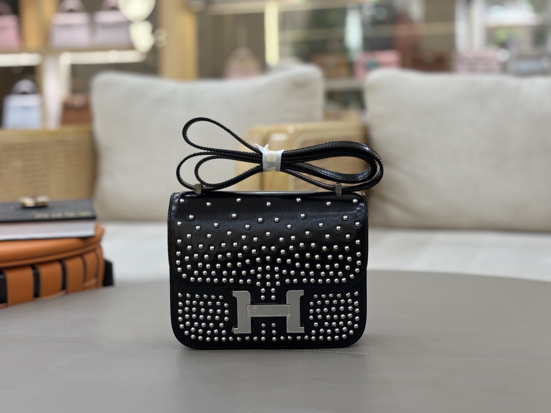 NO:698408,Hermès | Limited edition rivets Kangkang 19 Tai Cool. Punk style rivet series is so cool. I love this rebellious style. Constance mini studded silver and black rivet box leather. Each sterling silver rivet is hand-inlaid by craftsmen to create a collision of different style elements. There are more surprises. This kind of Hermès is really a super motorcycle. A representative work of rebellion, Hermes, hermes, pure silver, Hermes,19860909爱马仕|限定款铆钉康康19 泰酷辣 朋克风铆钉系列简直太酷飒了就爱这种叛逆风 Constance mini studded银黑铆钉box皮 每一颗纯银铆钉都是由工匠手工镶嵌 打造不同风格元素的碰撞 更多了惊喜 这样的爱马仕真的超机车 反骨叛逆的一个代表作品,爱马仕,hermes,pure silver,Hermes,,Bag