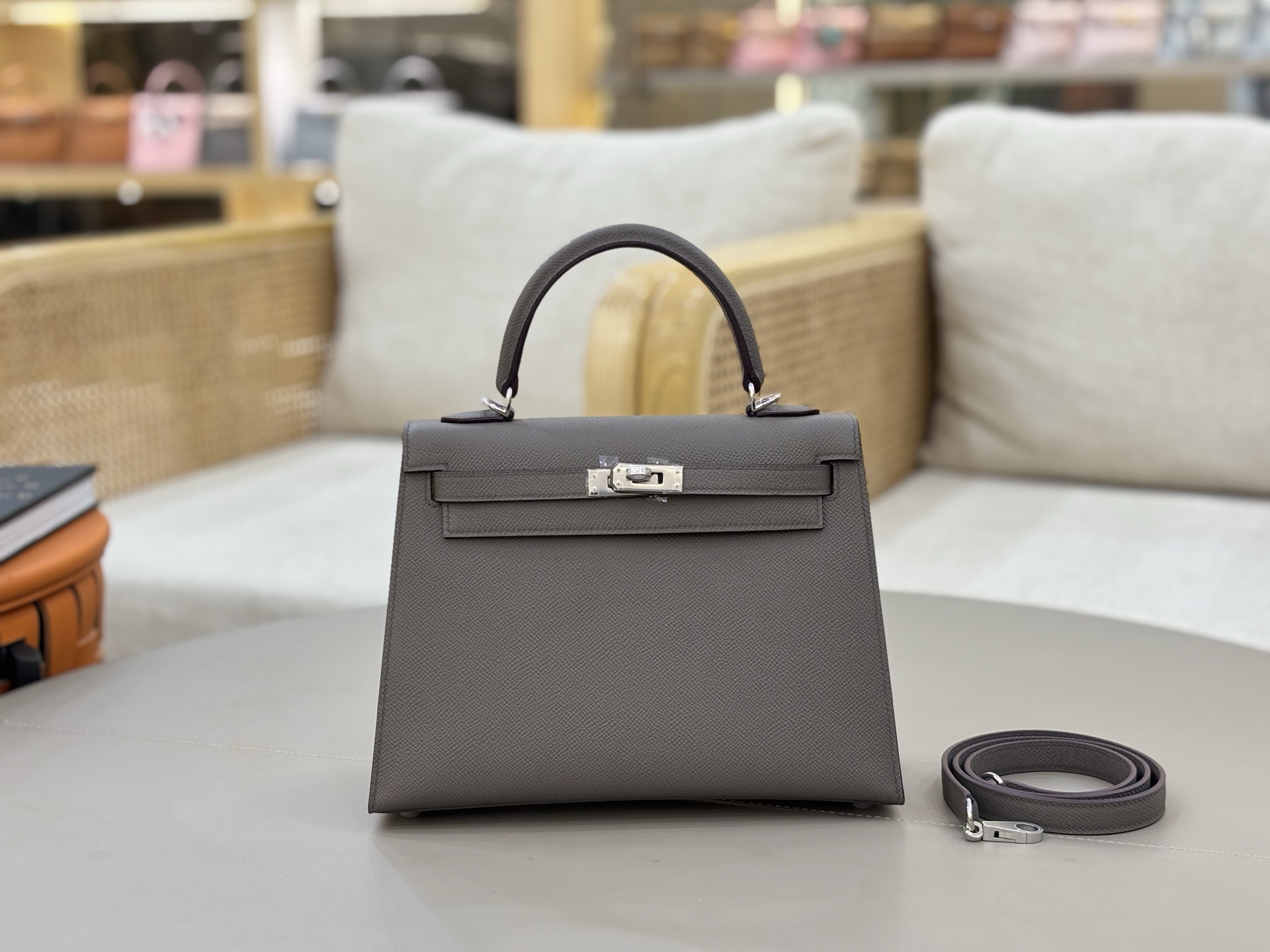NO:698481,Fully handmade Kelly 25 outer seam, imported Esom leather, tinware gray silver buckle, ready stock ~, Hermes, hermes, Hermes,19860909全手工Kelly 25外缝 进口Esom皮 锡器灰银扣 现货～,爱马仕,hermes,Hermes,,Bag