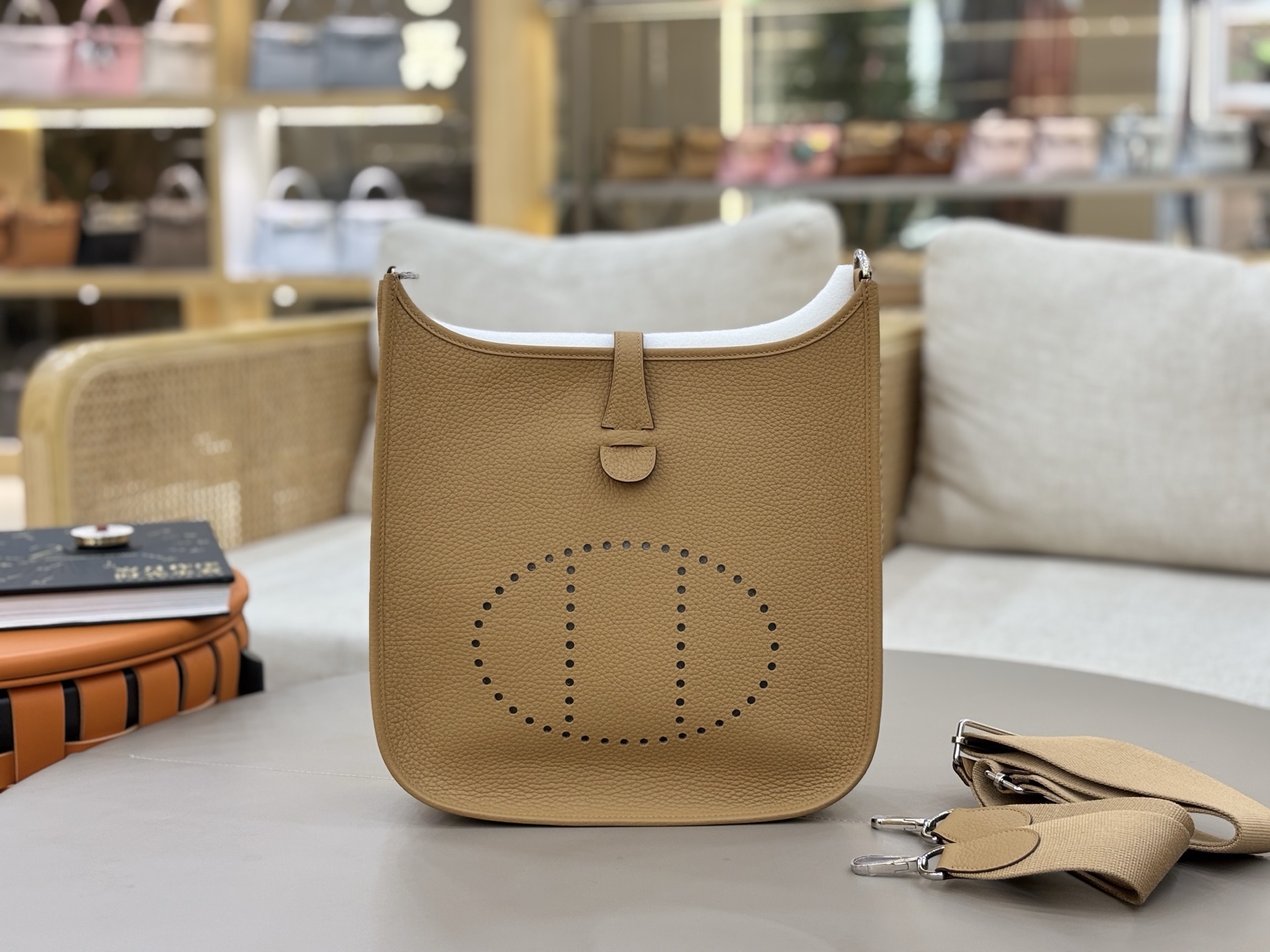 NO:698484,Fully hand-imported original leather Evelyne Evelyne 29cm clemence leather biscuit-colored silver buckle. A very casual and casual bag, suitable for men and women. The wide shoulder strap is very comfortable to use and the length can be adjusted for easy cross-body wear. The bag is lightweight, stain-resistant and has a large capacity. It is the first choice for daily commuting and travel. Hermes, hermes, Hermes,19860909全手进口原厂皮  Evelyne 伊芙琳 29cm clemence皮 饼干色银扣 非常休闲随意的一款包,男女适用,宽版肩带使用很舒适,可以调节长度,方便斜挎、包身轻便、耐脏 而且容量挺大,日常通勤、旅游首选,爱马仕,hermes,Hermes,,Bag