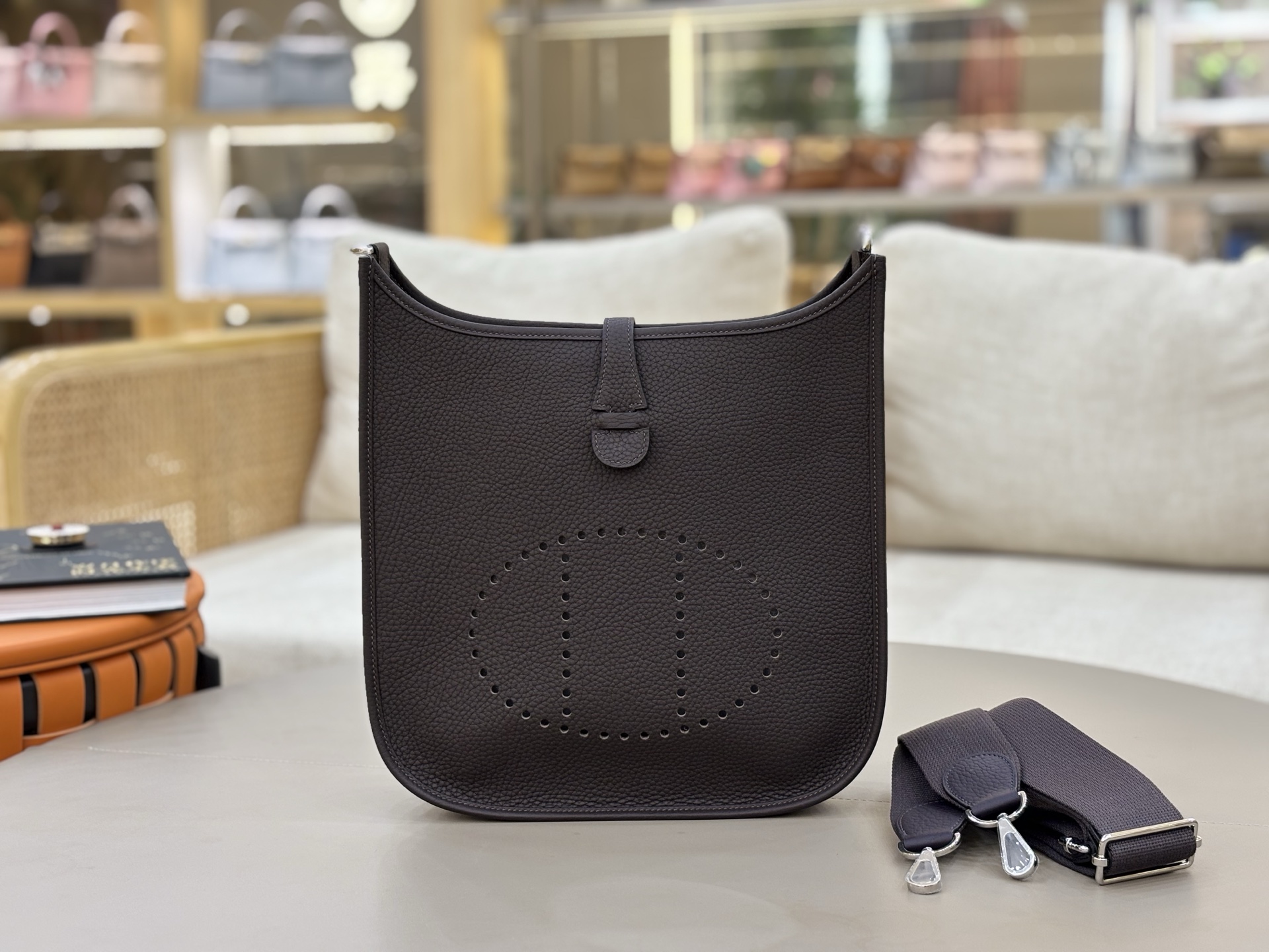 NO:698486,Fully hand-imported original leather Evelyne 29cm clemence leather with grape purple silver buckle. A very casual and casual bag, suitable for both men and women. The wide shoulder strap is very comfortable to use. The length can be adjusted for easy cross-body wear. The bag is lightweight, stain-resistant and has a large capacity. It is the first choice for daily commuting and travel. Hermes, hermes, Hermes,19860909全手进口原厂皮  Evelyne 伊芙琳 29cm clemence皮 葡萄紫银扣 非常休闲随意的一款包,男女适用,宽版肩带使用很舒适,可以调节长度,方便斜挎、包身轻便、耐脏 而且容量挺大,日常通勤、旅游首选,爱马仕,hermes,Hermes,,Bag