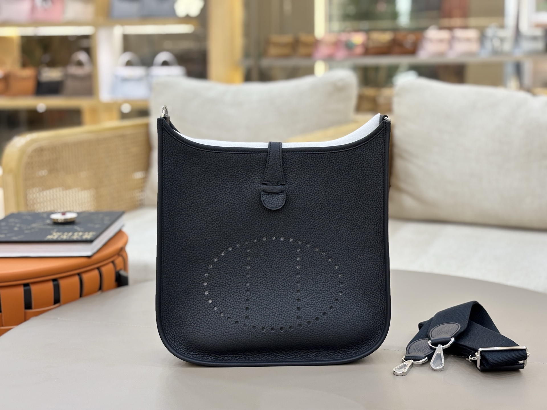 NO:698490,Fully hand-imported original leather Evelyne Evelyne 29cm clemence leather with black silver buckle. A very casual and casual bag, suitable for men and women. The wide shoulder strap is very comfortable to use. The length can be adjusted for easy cross-body wear. The bag is lightweight, stain-resistant and has a large capacity. It is the first choice for daily commuting and travel. Hermes, hermes, Hermes,19860909全手进口原厂皮  Evelyne 伊芙琳 29cm clemence皮 黑色银扣 非常休闲随意的一款包,男女适用,宽版肩带使用很舒适,可以调节长度,方便斜挎、包身轻便、耐脏 而且容量挺大,日常通勤、旅游首选,爱马仕,hermes,Hermes,,Bag