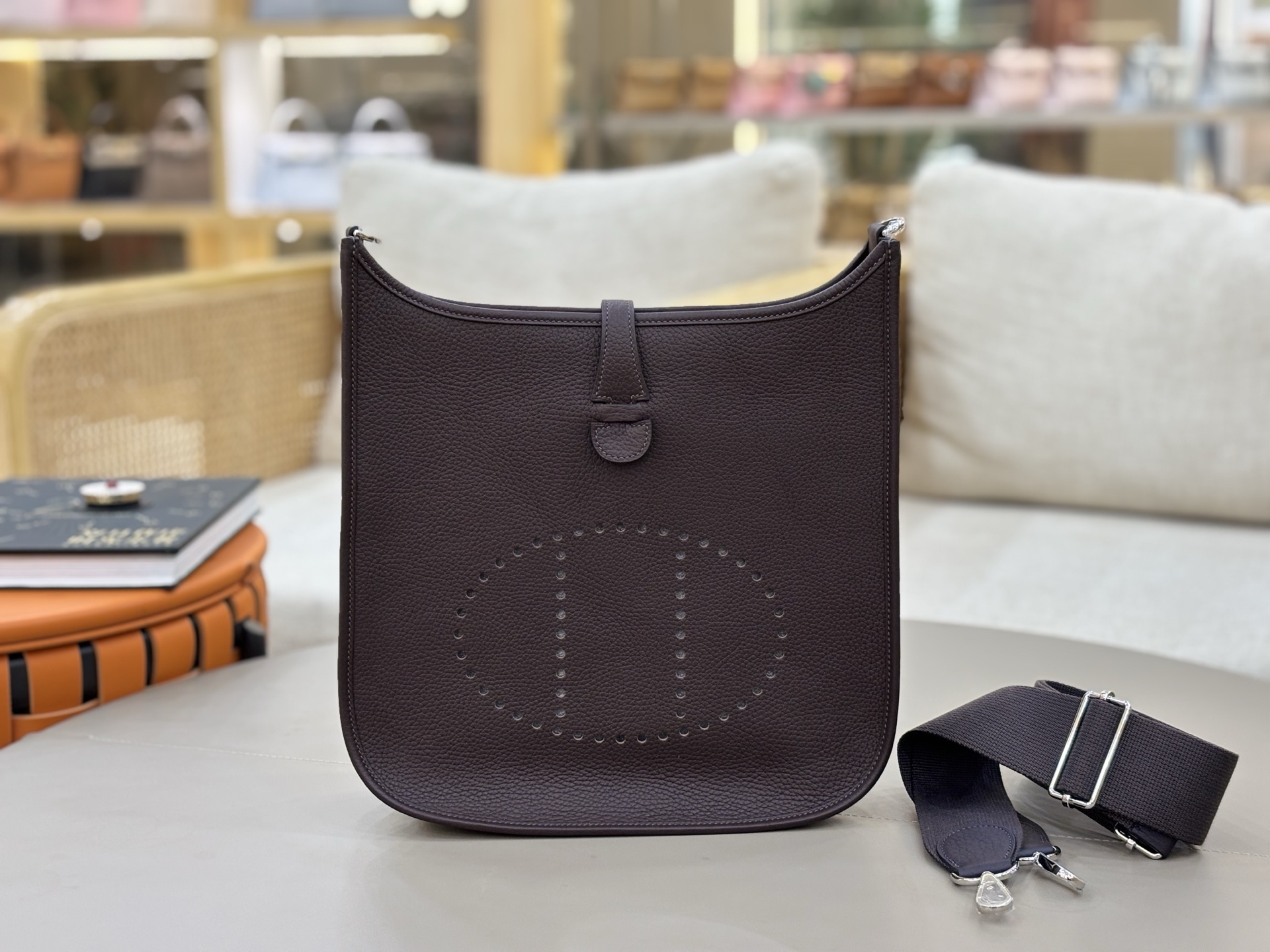 NO:698492,Fully hand-imported original leather Evelyne Evelyne 29cm clemence leather with ebony silver buckle. A very casual and casual bag, suitable for men and women. The wide shoulder strap is very comfortable to use and the length can be adjusted for easy cross-body wear. The bag is lightweight, stain-resistant and has a large capacity. It is the first choice for daily commuting and travel. Hermes, hermes, Hermes,19860909全手进口原厂皮  Evelyne 伊芙琳 29cm clemence皮 乌木色银扣 非常休闲随意的一款包,男女适用,宽版肩带使用很舒适,可以调节长度,方便斜挎、包身轻便、耐脏 而且容量挺大,日常通勤、旅游首选,爱马仕,hermes,Hermes,,Bag