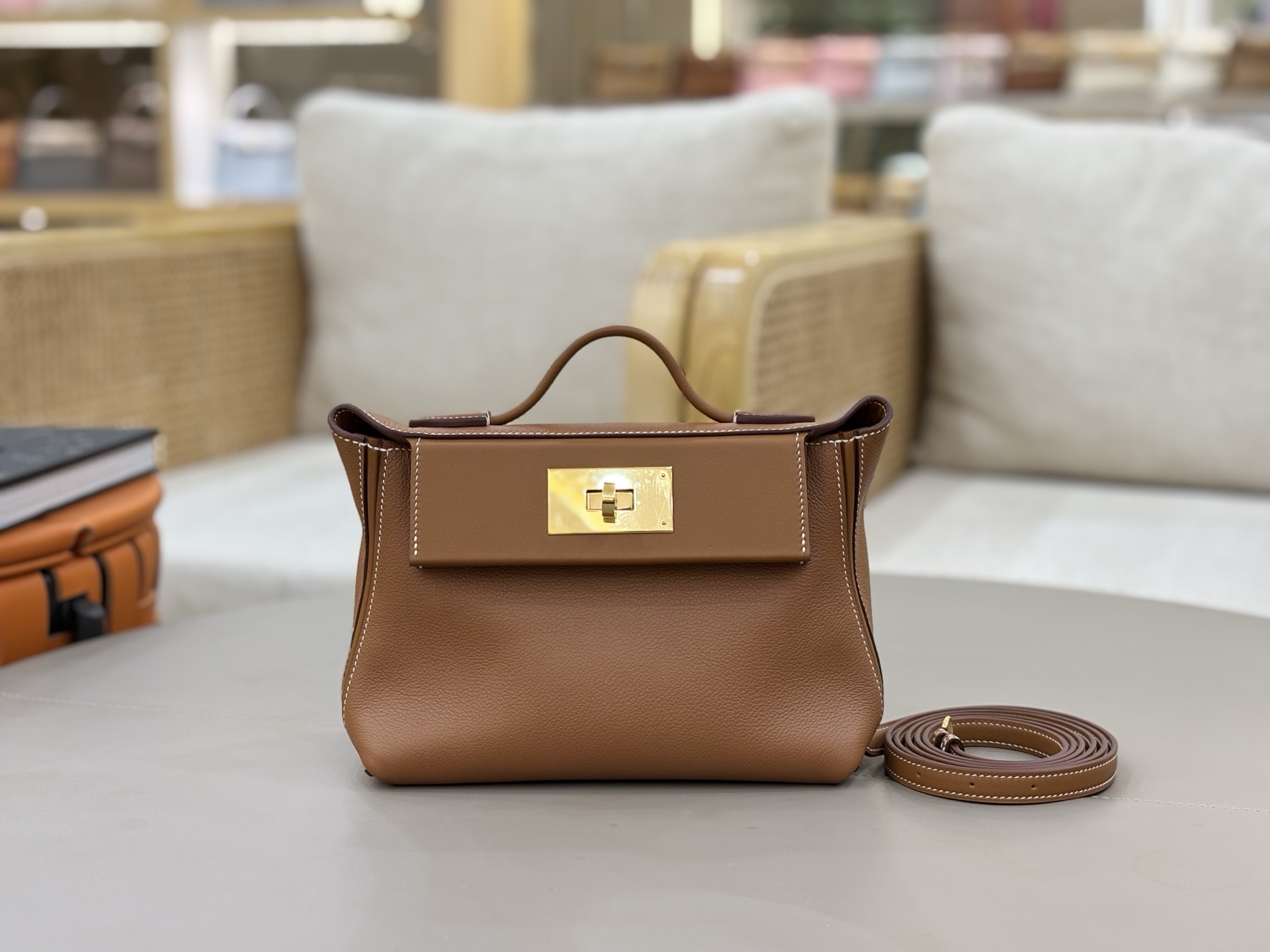 NO:700348,2424 mini 21cm imported Evercolor and swift leather, all-steel hardware, hand-made copper nails, gold-brown gold buckle. Strong grass planting, youthful and retro atmosphere, not only beautiful, but also easy to hold in various carrying methods (handheld, one-shoulder, cross-body, double shoulder). The double-shoulder strap carrying method is super practical and has sufficient content. It is refined, elegant and casual, and each carrying method can show a different style. Hermes, hermes, stuart  weitzman,hermes,198609092424 mini 21cm 进口Evercolor拼swift皮 全钢五金 手打铜钉 金棕金扣.强烈种草 年轻复古气息,不仅貌美,而且各种背法都可以轻松hold住（手提、单肩、斜挎、双肩）,双肩带背法超实用,内容量很足.精致优雅又随性,每一种背法都能呈现出不同的风格.,爱马仕,hermes,stuart weitzman,Hermes,,Bag