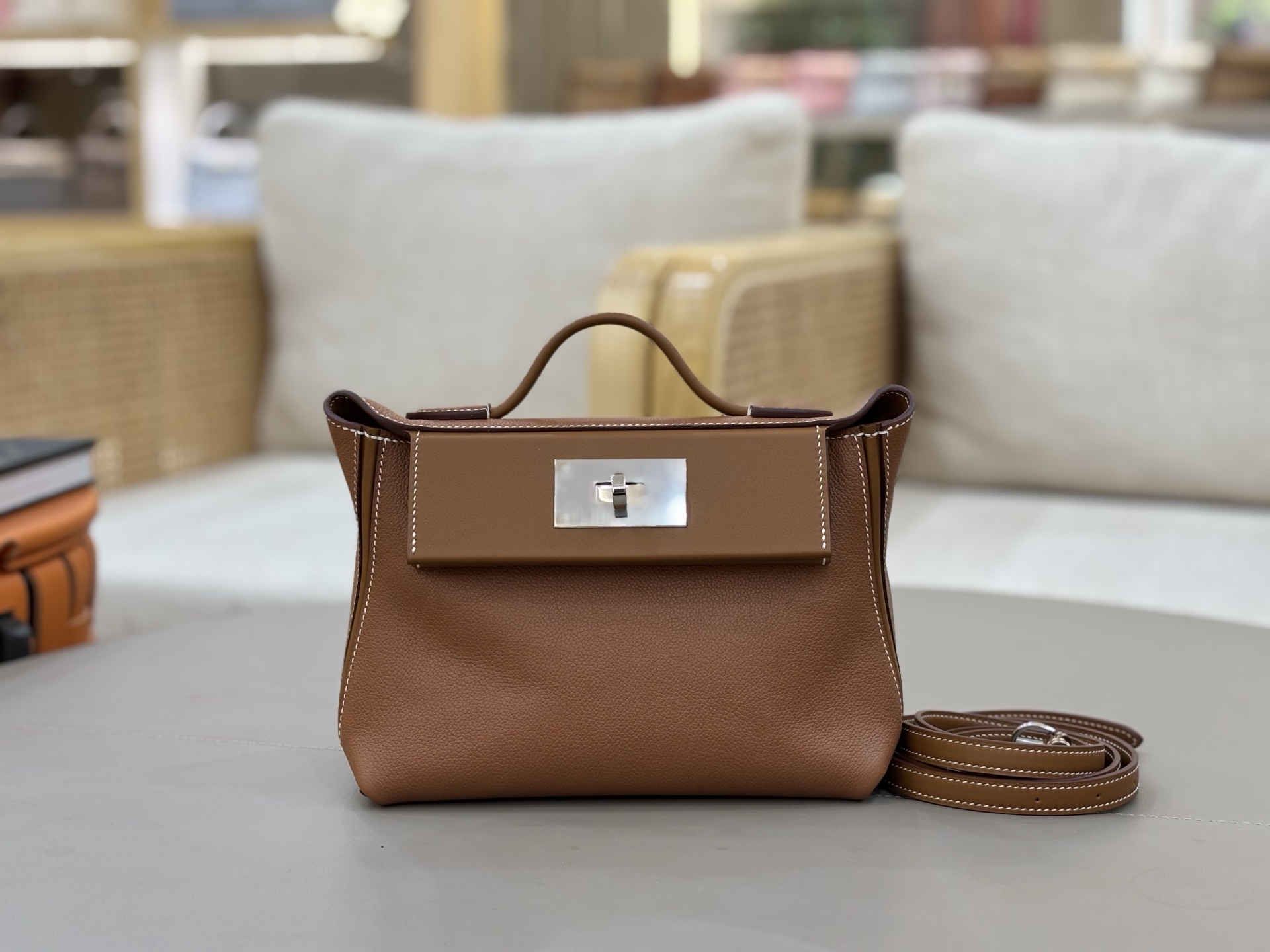 NO:700351,2424 mini 21cm imported Evercolor and swift leather, all-steel hardware, hand-made copper nails, gold-brown and silver buckles. Strong grass planting, youthful retro atmosphere, not only beautiful, but also easy to hold in various carrying methods (handheld, one-shoulder, cross-body, double shoulder). The double-shoulder strap carrying method is super practical and has a large amount of content. It is refined, elegant and casual, and each carrying method can show a different style. Hermes, hermes, stuart  weitzman,hermes,198609092424 mini 21cm 进口Evercolor拼swift皮 全钢五金 手打铜钉 金棕银扣.强烈种草 年轻复古气息,不仅貌美,而且各种背法都可以轻松hold住（手提、单肩、斜挎、双肩）,双肩带背法超实用,内容量很足.精致优雅又随性,每一种背法都能呈现出不同的风格.,爱马仕,hermes,stuart weitzman,Hermes,,Bag