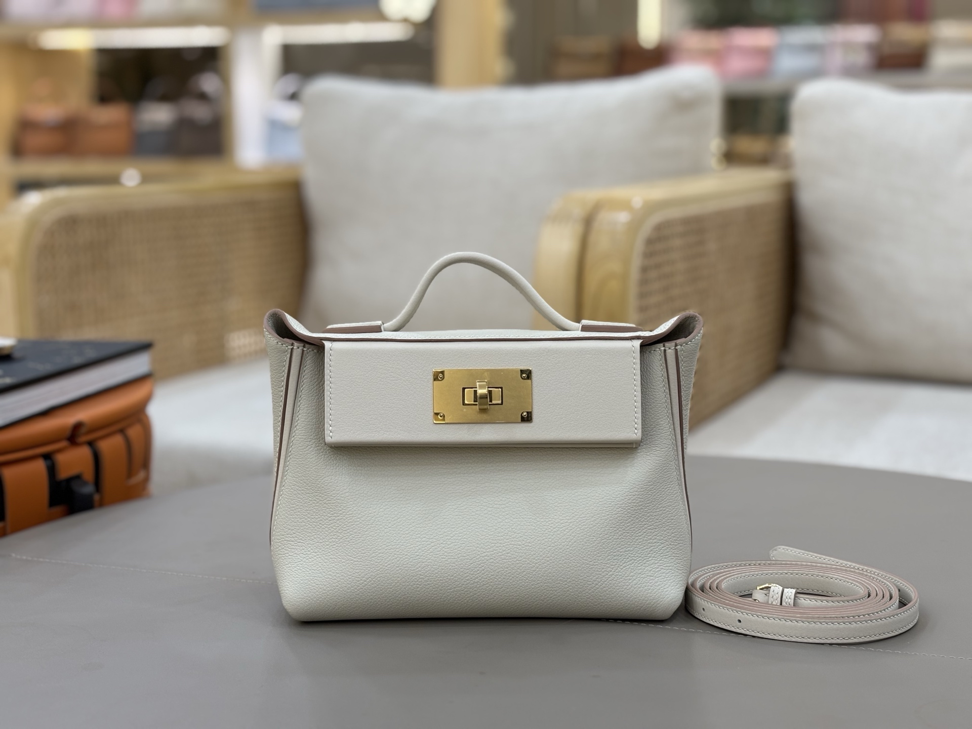 NO:700358,2424 mini 21cm imported Evercolor and swift leather, all-steel hardware, hand-made copper nails, milkshake platinum buckle. Strong grass planting, youthful retro atmosphere, not only beautiful, but also easy to hold in various carrying methods (handheld, one-shoulder, cross-body, double shoulder). The double-shoulder strap carrying method is super practical and has sufficient content. It is refined, elegant and casual, and each carrying method can show a different style. Hermes, hermes, stuart  weitzman,hermes,198609092424 mini 21cm 进口Evercolor拼swift皮 全钢五金 手打铜钉 奶昔白金扣.强烈种草 年轻复古气息,不仅貌美,而且各种背法都可以轻松hold住（手提、单肩、斜挎、双肩）,双肩带背法超实用,内容量很足.精致优雅又随性,每一种背法都能呈现出不同的风格.,爱马仕,hermes,stuart weitzman,Hermes,,Bag