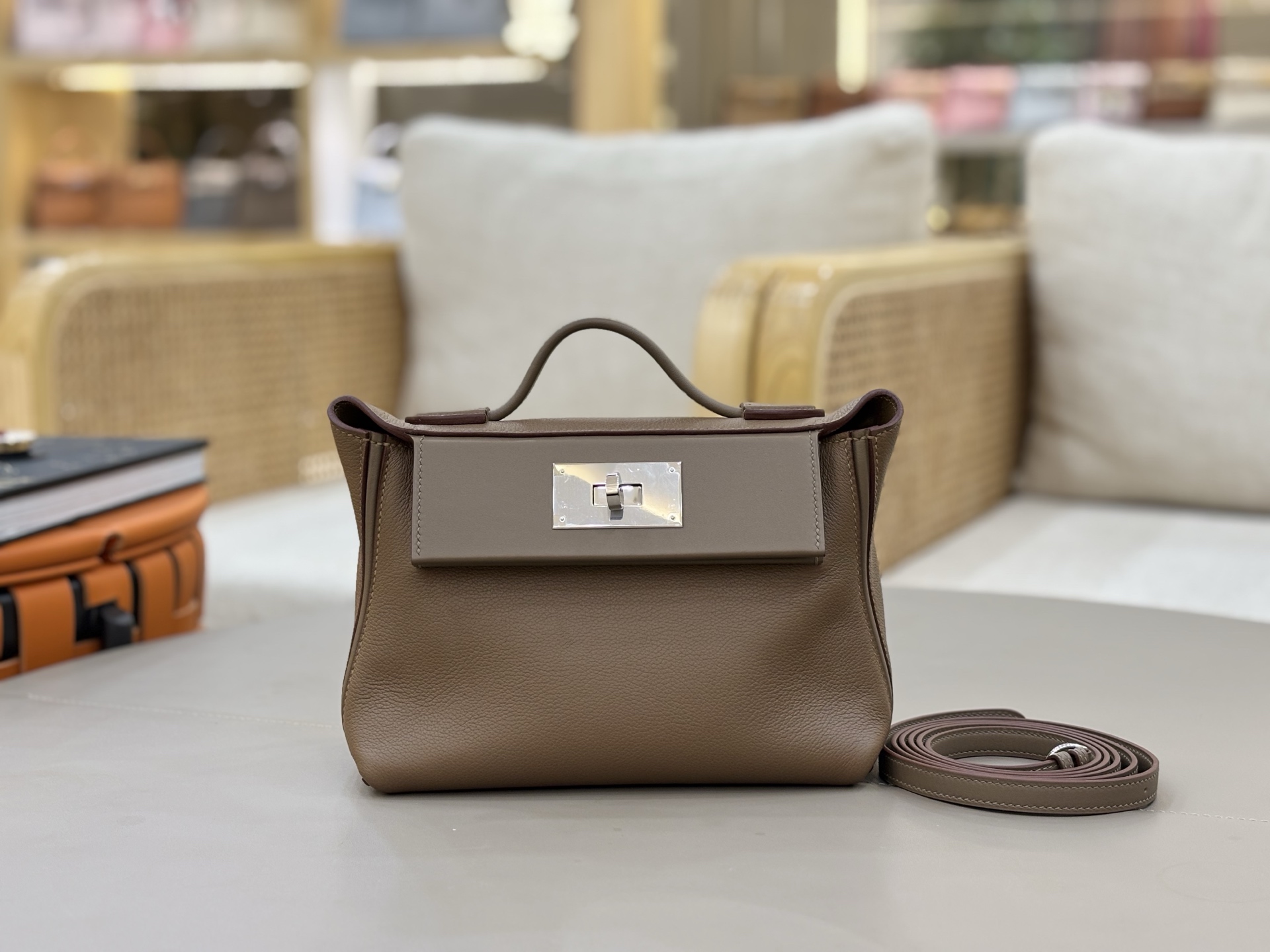 NO:700360,2424 mini 21cm imported Evercolor and swift leather, all steel hardware, hand-made copper nails, Weimaraner and elephant gray silver buckle. Strong grass planting  It has a youthful retro feel, not only looks beautiful, but can be easily held in various carrying methods (handheld, one-shoulder, cross-body, double shoulder). The double-shoulder strap carrying method is super practical and has a large content. It is exquisite, elegant and casual, and each carrying method can show a different style. Hermes, hermes, stuart weitzman, Hermes,198609092424 mini 21cm 进口Evercolor拼swift皮 全钢五金 手打铜钉 威马犬拼大象灰银扣.强烈种草 年轻复古气息,不仅貌美,而且各种背法都可以轻松hold住（手提、单肩、斜挎、双肩）,双肩带背法超实用,内容量很足.精致优雅又随性,每一种背法都能呈现出不同的风格.,爱马仕,hermes,stuart weitzman,Hermes,,Bag