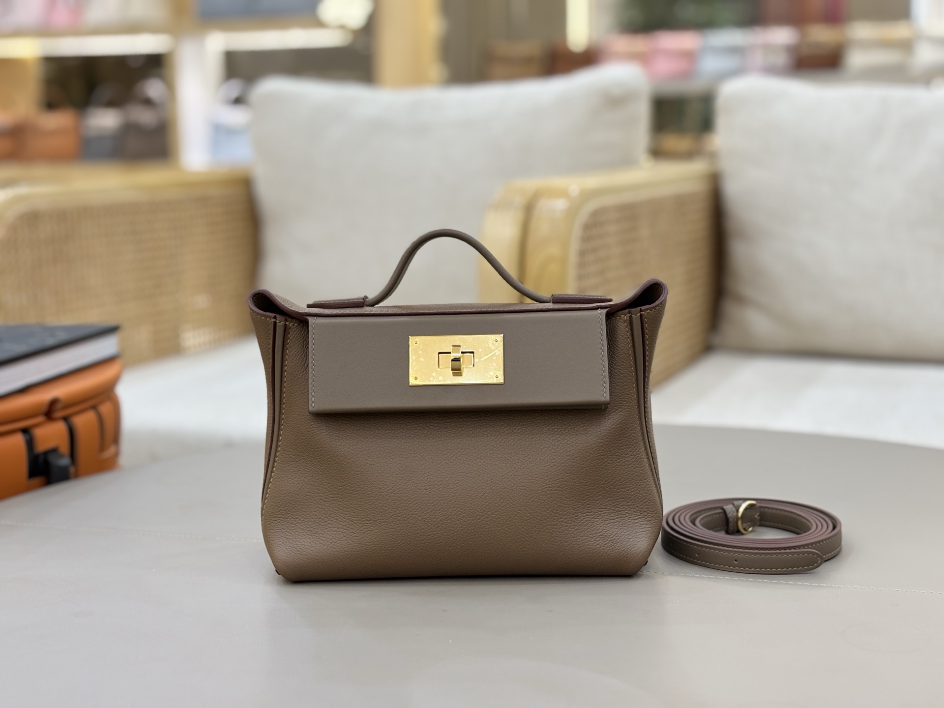 NO:700363,2424 mini 21cm imported Evercolor and swift leather, all steel hardware, hand-made copper nails, Weimaraner and elephant gray gold buckle. Strong grass planting  It has a youthful retro feel, not only looks beautiful, but can be easily held in various carrying methods (handheld, one-shoulder, cross-body, double shoulder). The double-shoulder strap carrying method is super practical and has a large content. It is exquisite, elegant and casual, and each carrying method can show a different style. Hermes, hermes, stuart weitzman, Hermes,198609092424 mini 21cm 进口Evercolor拼swift皮 全钢五金 手打铜钉 威马犬拼大象灰金扣.强烈种草 年轻复古气息,不仅貌美,而且各种背法都可以轻松hold住（手提、单肩、斜挎、双肩）,双肩带背法超实用,内容量很足.精致优雅又随性,每一种背法都能呈现出不同的风格.,爱马仕,hermes,stuart weitzman,Hermes,,Bag