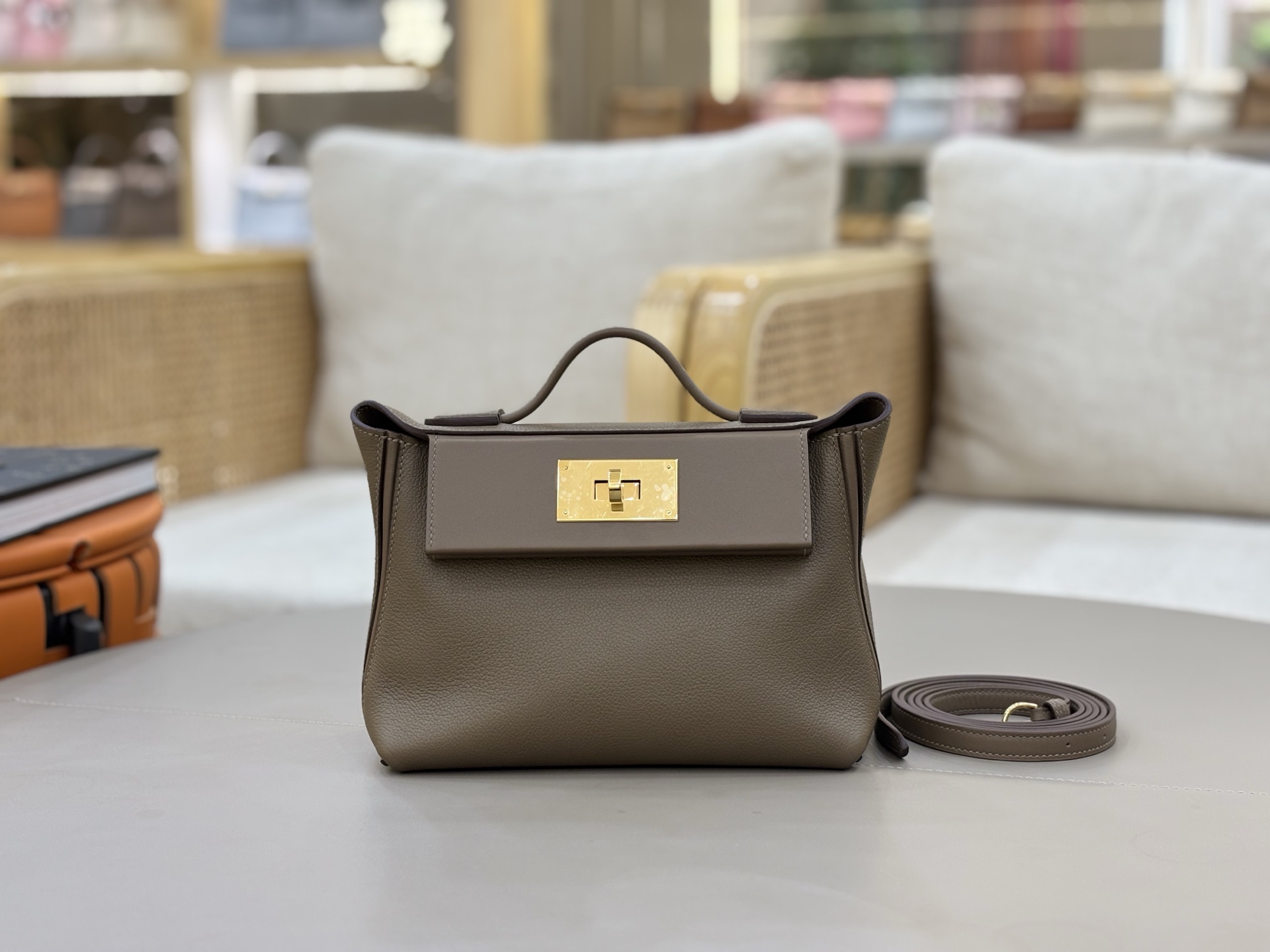 NO:700365,2424 mini 21cm imported Evercolor and swift leather, all-steel hardware, hand-made copper nails, elephant gray gold buckle. Strong grass planting, youthful and retro atmosphere, not only beautiful, but also easy to hold in various carrying methods (handheld, one-shoulder, cross-body, double shoulder). The double-shoulder strap carrying method is super practical and has sufficient content. It is refined, elegant and casual, and each carrying method can show a different style. Hermes, hermes, stuart  weitzman,hermes,198609092424 mini 21cm 进口Evercolor拼swift皮 全钢五金 手打铜钉 大象灰金扣.强烈种草 年轻复古气息,不仅貌美,而且各种背法都可以轻松hold住（手提、单肩、斜挎、双肩）,双肩带背法超实用,内容量很足.精致优雅又随性,每一种背法都能呈现出不同的风格.,爱马仕,hermes,stuart weitzman,Hermes,,Bag