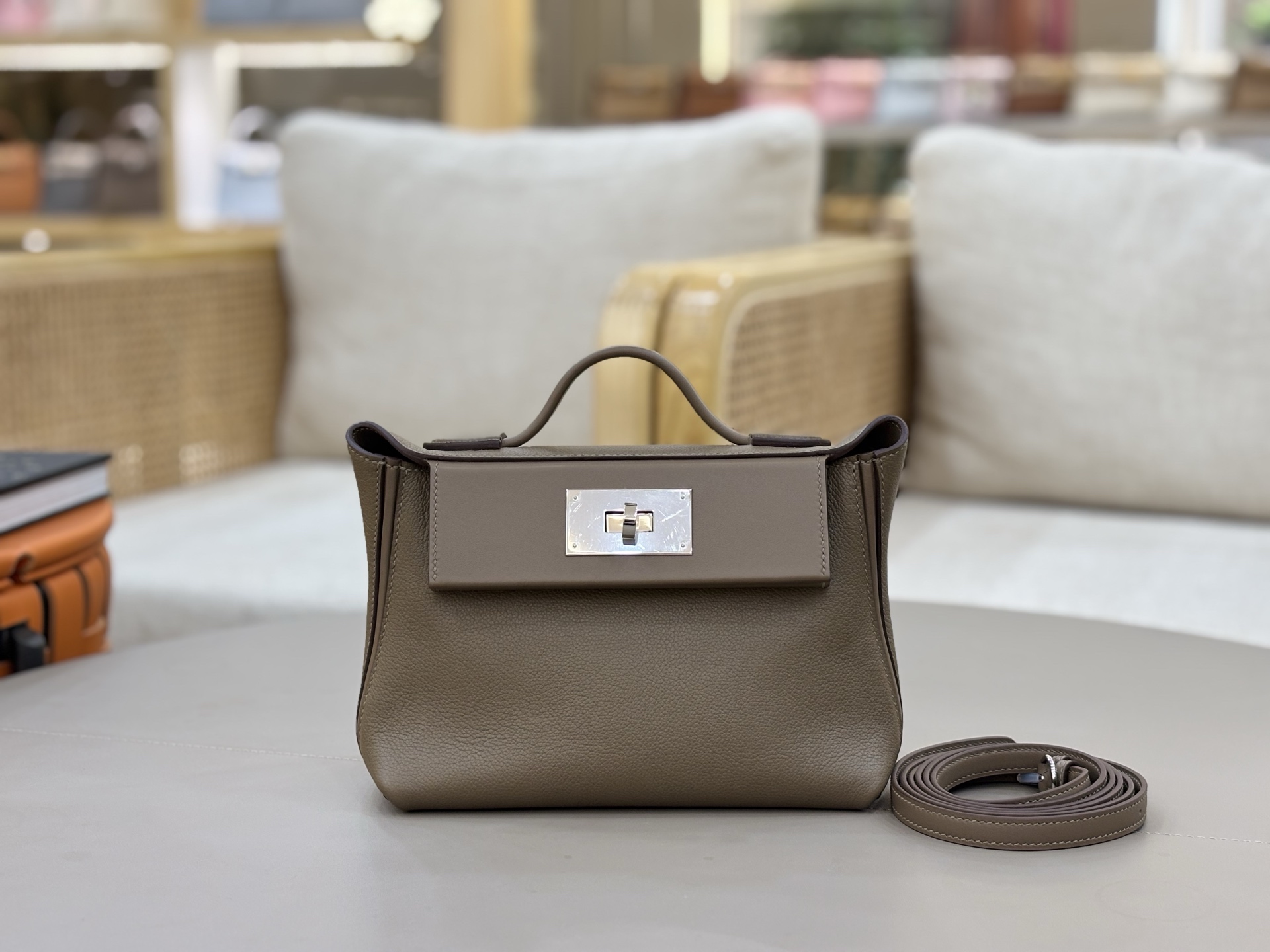 NO:700369,2424 mini 21cm imported Evercolor and swift leather, all-steel hardware, hand-made copper nails, elephant gray silver buckle. Strong grass planting, youthful and retro atmosphere, not only beautiful, but also easy to hold in various carrying methods (handheld, one-shoulder, cross-body, double shoulder). The double-shoulder strap carrying method is super practical and has sufficient content. It is refined, elegant and casual, and each carrying method can show a different style. Hermes, hermes, stuart  weitzman,hermes,198609092424 mini 21cm 进口Evercolor拼swift皮 全钢五金 手打铜钉 大象灰银扣.强烈种草 年轻复古气息,不仅貌美,而且各种背法都可以轻松hold住（手提、单肩、斜挎、双肩）,双肩带背法超实用,内容量很足.精致优雅又随性,每一种背法都能呈现出不同的风格.,爱马仕,hermes,stuart weitzman,Hermes,,Bag