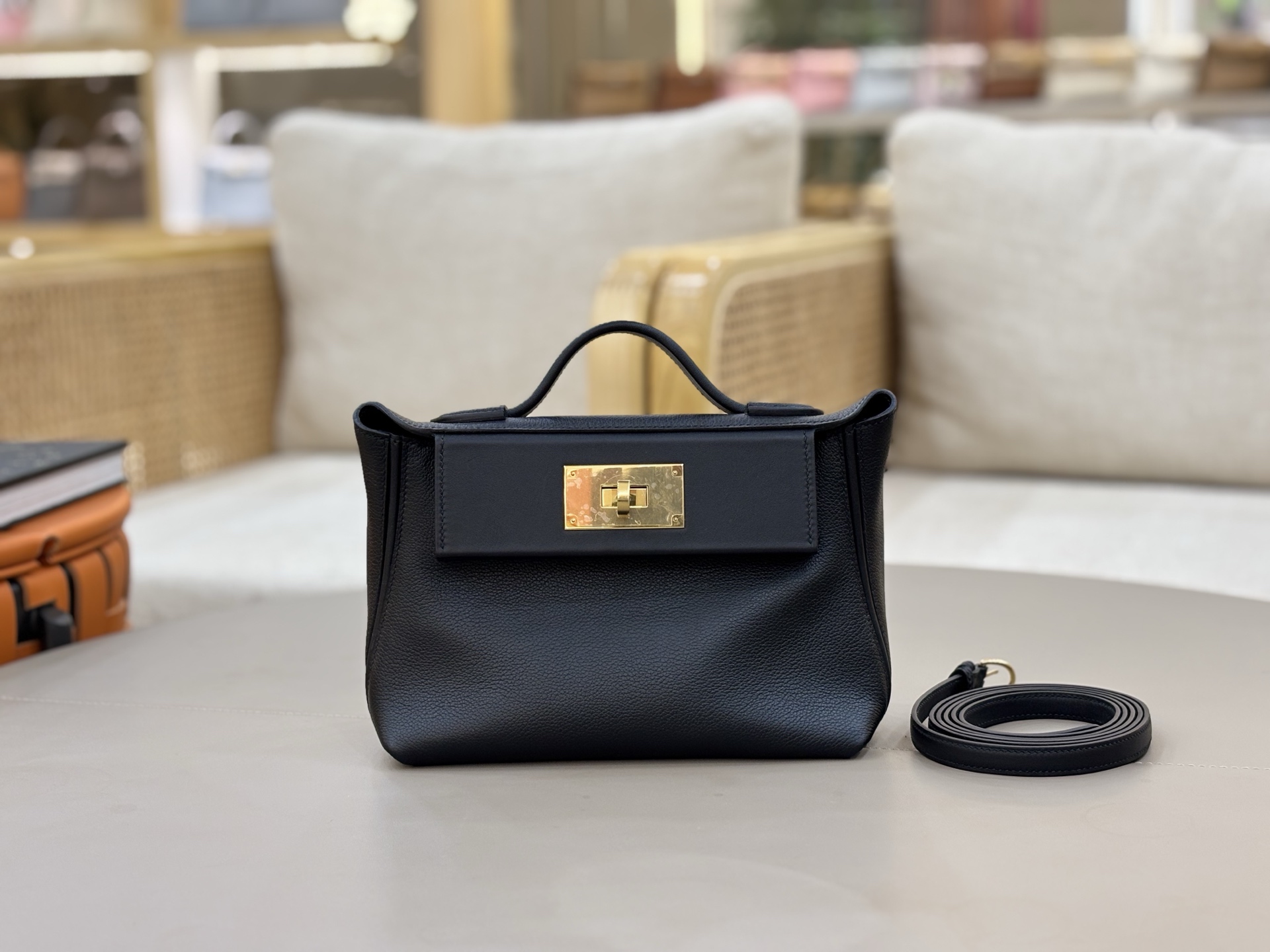 NO:700346,2424 mini 21cm imported Evercolor and swift leather, all-steel hardware, hand-made copper nails, black gold buckle, strong grass planting, youthful retro atmosphere, not only beautiful, but also can be easily held in various carrying methods (handheld, one-shoulder, cross-body, double shoulder), the double shoulder strap carrying method is super practical, and the content is very large. Refined, elegant and casual, each carrying method can show a different style. Hermes, hermes, stuart  weitzman,hermes,198609092424 mini 21cm 进口Evercolor拼swift皮 全钢五金 手打铜钉 黑色金扣 强烈种草 年轻复古气息,不仅貌美,而且各种背法都可以轻松hold住（手提、单肩、斜挎、双肩）,双肩带背法超实用,内容量很足.精致优雅又随性,每一种背法都能呈现出不同的风格.,爱马仕,hermes,stuart weitzman,Hermes,,Bag