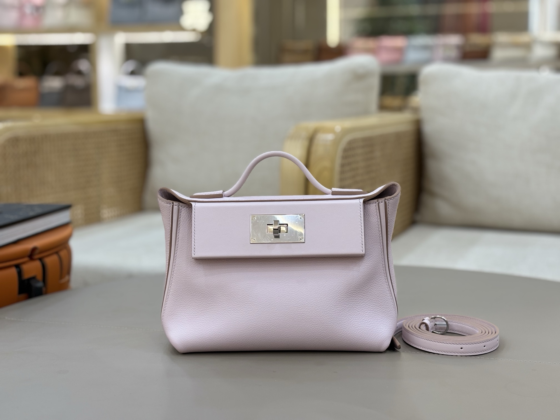 NO:700371,2424 mini 21cm imported Evercolor and swift leather, all-steel hardware, hand-made copper nails, dreamy pink silver buckle, strong grass planting, youthful retro atmosphere, not only beautiful, but also can be easily held in various carrying methods (handheld, one-shoulder, cross-body, double shoulder), the double shoulder strap carrying method is super practical, and the content is very large. Refined, elegant and casual, each carrying method can show a different style., Hermes, hermes, stuart  weitzman,hermes,198609092424 mini 21cm 进口Evercolor拼swift皮 全钢五金 手打铜钉 梦幻粉银扣 强烈种草 年轻复古气息,不仅貌美,而且各种背法都可以轻松hold住（手提、单肩、斜挎、双肩）,双肩带背法超实用,内容量很足.精致优雅又随性,每一种背法都能呈现出不同的风格.,爱马仕,hermes,stuart weitzman,Hermes,,Bag