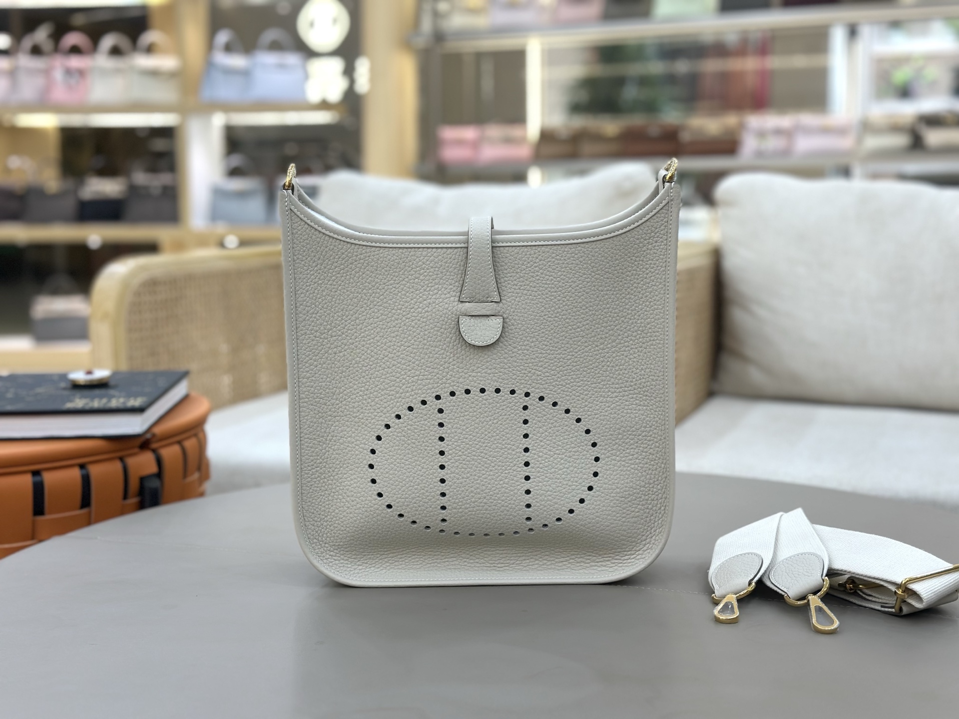 NO:851267,Evelyne 29cm clemence leather milkshake platinum buckle is a very casual and casual bag, suitable for men and women. The wide shoulder strap is very comfortable to use and the length can be adjusted for easy cross-body wear. The bag is lightweight, stain-resistant and has a large capacity. It is the first choice for daily commuting and travel. Hermes, hermes, Hermes,19860909Evelyne 伊芙琳 29cm clemence皮 奶昔白金扣 非常休闲随意的一款包,男女适用,宽版肩带使用很舒适,可以调节长度,方便斜挎、包身轻便、耐脏 而且容量挺大,日常通勤、旅游首选,爱马仕,hermes,Hermes,,Bag