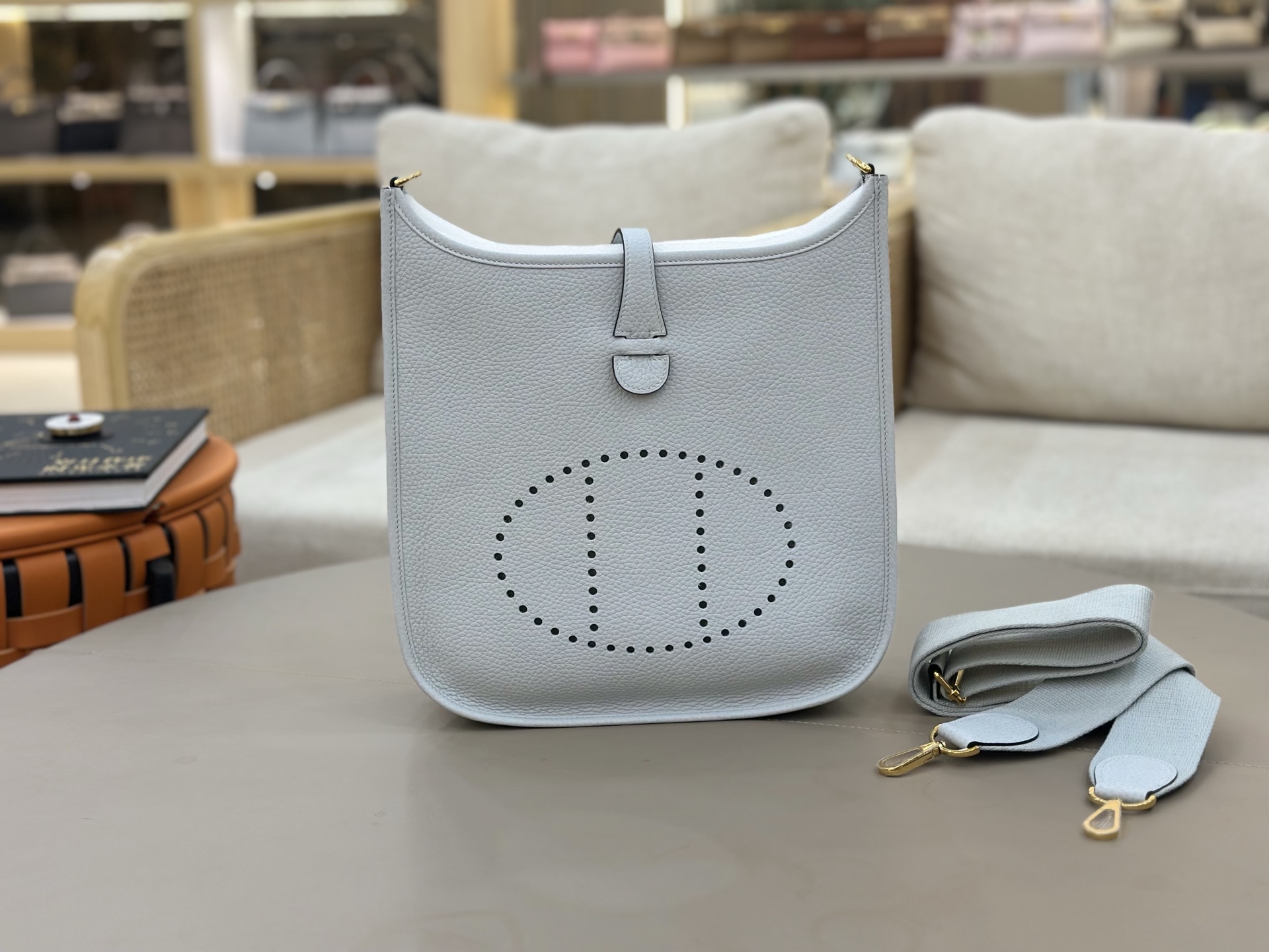NO:851258,Evelyne 29cm Clemence Leather Holy Grail Blue Gold Buckle A very casual and casual bag, suitable for both men and women. The wide shoulder strap is very comfortable to use. The length can be adjusted for easy cross-body wear. The bag is lightweight, stain-resistant and has a large capacity. It is the first choice for daily commuting and travel. Hermes, hermes, Hermes,19860909Evelyne 伊芙琳 29cm clemence皮 圣杯蓝金扣 非常休闲随意的一款包,男女适用,宽版肩带使用很舒适,可以调节长度,方便斜挎、包身轻便、耐脏 而且容量挺大,日常通勤、旅游首选,爱马仕,hermes,Hermes,,Bag