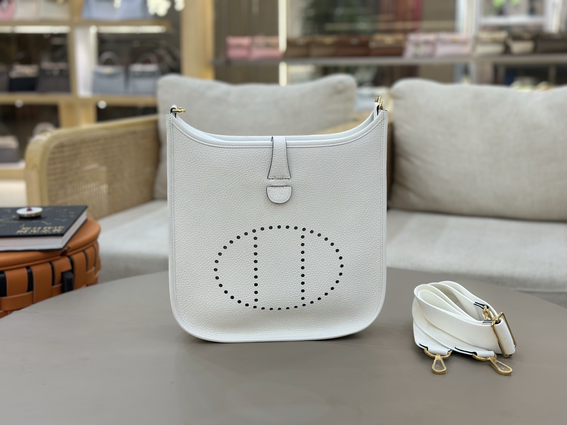 NO:851247,Evelyne 29cm clemence leather, pure platinum buckle, a very casual bag, suitable for both men and women, the wide shoulder strap is very comfortable to use, the length can be adjusted, convenient for cross-body wear, the bag is light, stain-resistant and has a large capacity, the first choice for daily commuting and travel, Hermes, hermes, Hermes,19860909Evelyne 伊芙琳 29cm clemence皮 纯白金扣 非常休闲随意的一款包,男女适用,宽版肩带使用很舒适,可以调节长度,方便斜挎、包身轻便、耐脏 而且容量挺大,日常通勤、旅游首选,爱马仕,hermes,Hermes,,Bag