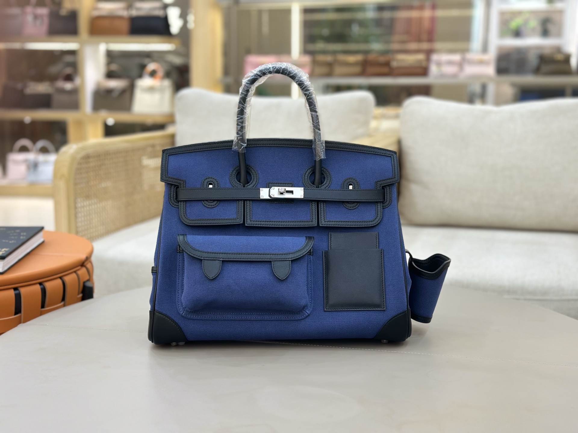 NO:697986,Deep sea blue (blue cloth and black leather) in stock birkin 35cm cargo This year's new canvas and swift leather / silver buckle, super large capacity and lightweight, a unisex model / This bag has a pocket on the front and back, which can hold coins, cards, earphones, etc., there is a partition pocket and a cup holder for drinks on the left and right sides, which can be removed, Hermes, hermes, stuart weitzman, Hermes,19860909深海蓝 (蓝布拼黑皮)现货 birkin 35cm cargo 今年新出的帆布拼swift皮 /银扣 超大容量 又轻便的一款男女通用款 /这只包正反面各有一个口袋 可以放零钱卡包耳机等 ,左右两侧分别有一个隔袋和一个放饮料的杯托 ,可以拆卸,爱马仕,hermes,stuart weitzman,Hermes,,Bag