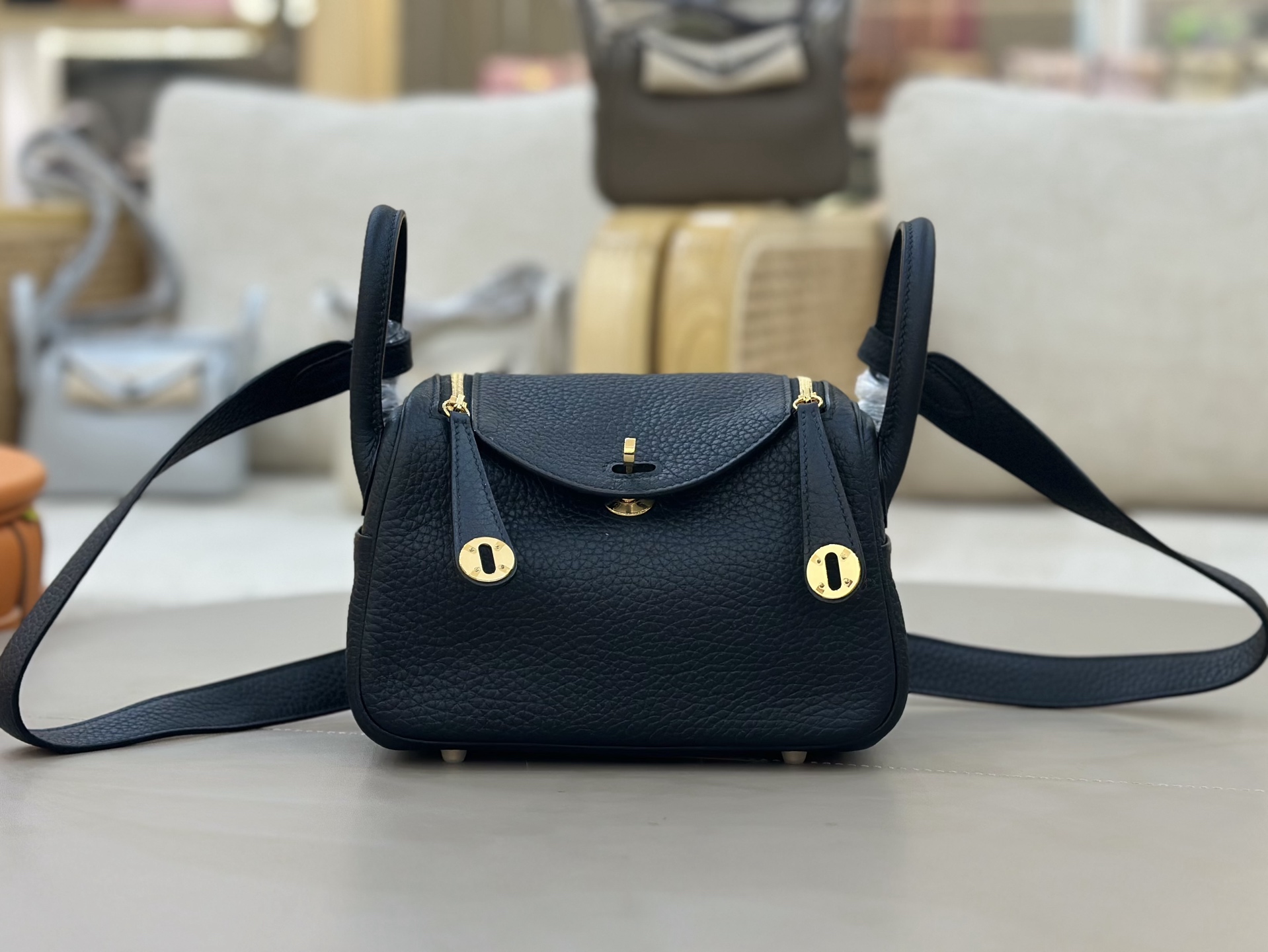 NO:811566,The most popular mini Lindy. The smallest size is 19cm. Imported original TC leather + all-steel hardware. Black gold. Exquisite workmanship is the soul show of the entire bag. It has been popular since the catwalk. Inheriting the excellent storage and styling advantages, the Lindy is perfectly reduced and the shoulder strap is lengthened. It can be carried cross-body. Hand-stitched wax thread, Hermes, Hermes, Hermes,19860909最人气的mini Lindy琳迪 最小的尺寸19cm来咯 进口原厂TC皮+全钢五金. 黑金 精致的做工是整个包包的灵魂秀 自从走秀后它受人追捧的热度一直高居不下 .继承出色的储物及造型优势 完美缩小Lindy 更将肩带加长 可斜背手拎 手缝蜡线,爱马仕,hermes,Hermes,,Bag