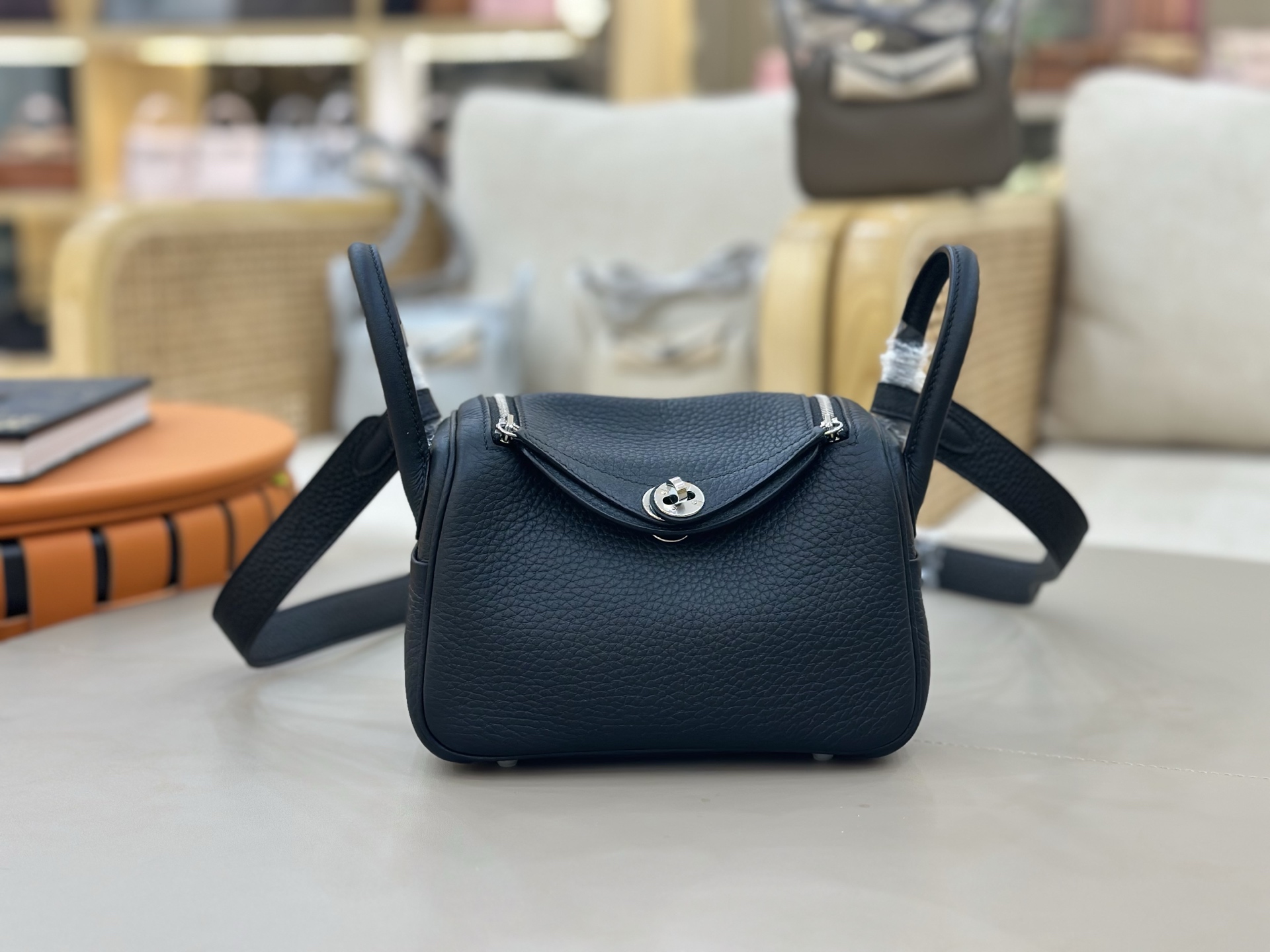 NO:811574,The most popular mini Lindy. The smallest size is 19cm. Imported original TC leather + all-steel hardware. Black and silver. Exquisite workmanship is the soul show of the entire bag. It has been popular since the catwalk. Inheriting the advantages of excellent storage and styling, the Lindy is perfectly reduced and the shoulder strap is lengthened. It can be carried cross-body. Hand-stitched wax thread, Hermes, Hermes, Hermes,19860909最人气的mini Lindy琳迪 最小的尺寸19cm来咯 进口原厂TC皮+全钢五金. 黑银 精致的做工是整个包包的灵魂秀 自从走秀后它受人追捧的热度一直高居不下 .继承出色的储物及造型优势 完美缩小Lindy 更将肩带加长 可斜背手拎 手缝蜡线,爱马仕,hermes,Hermes,,Bag