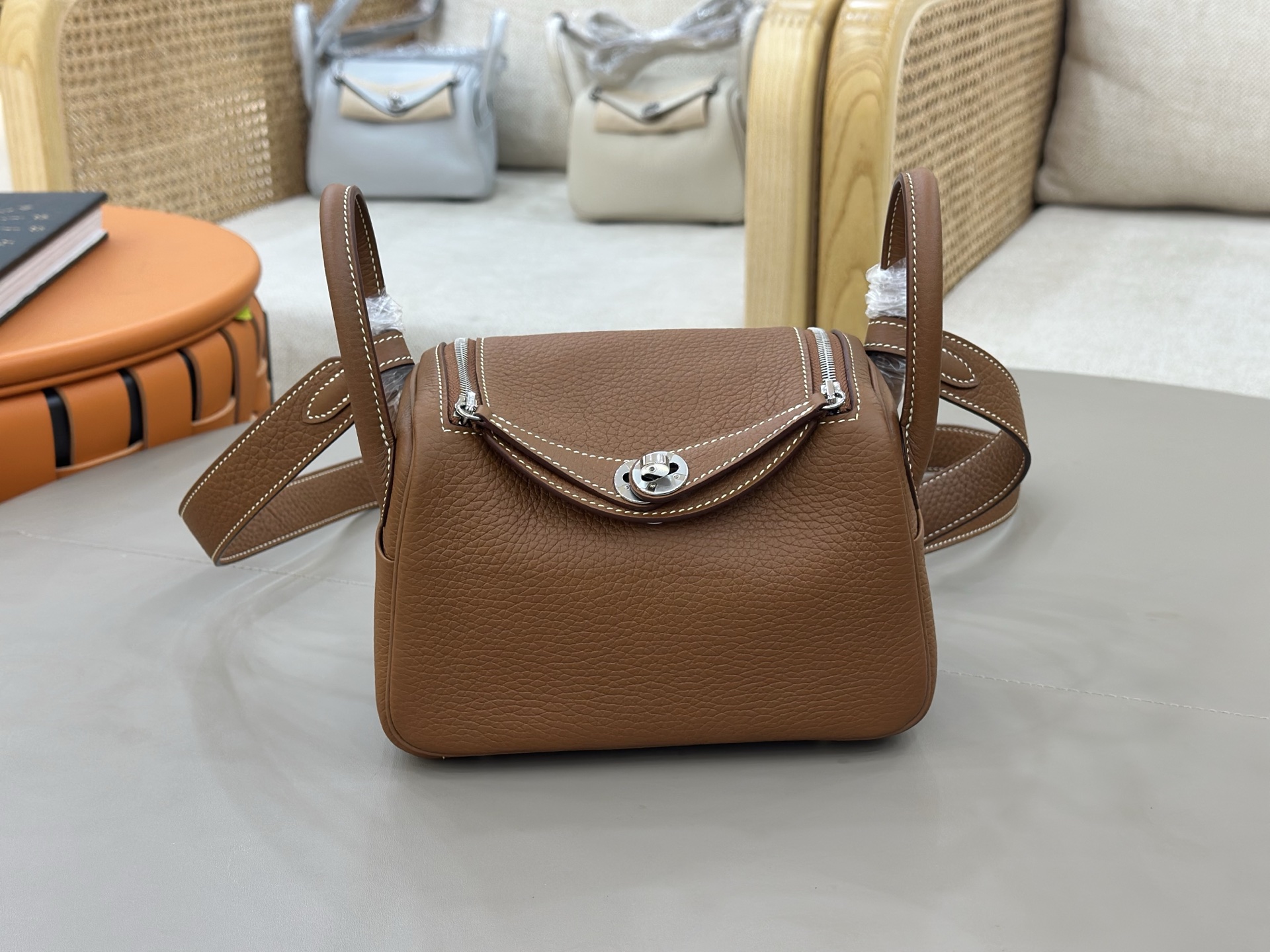 NO:811521,The most popular mini Lindy. The smallest size is 19cm. Imported original TC leather + all-steel hardware. Gold brown silver. Exquisite workmanship is the soul show of the entire bag. It has been popular since the catwalk. Inheriting the excellent storage and styling advantages, the Lindy is perfectly reduced and the shoulder strap is lengthened. It can be carried cross-body. Hand-stitched wax thread, Hermes, Hermes, Hermes,19860909最人气的mini Lindy琳迪 最小的尺寸19cm来咯 进口原厂TC皮+全钢五金. 金棕银 精致的做工是整个包包的灵魂秀 自从走秀后它受人追捧的热度一直高居不下 .继承出色的储物及造型优势 完美缩小Lindy 更将肩带加长 可斜背手拎 手缝蜡线,爱马仕,hermes,Hermes,,Bag