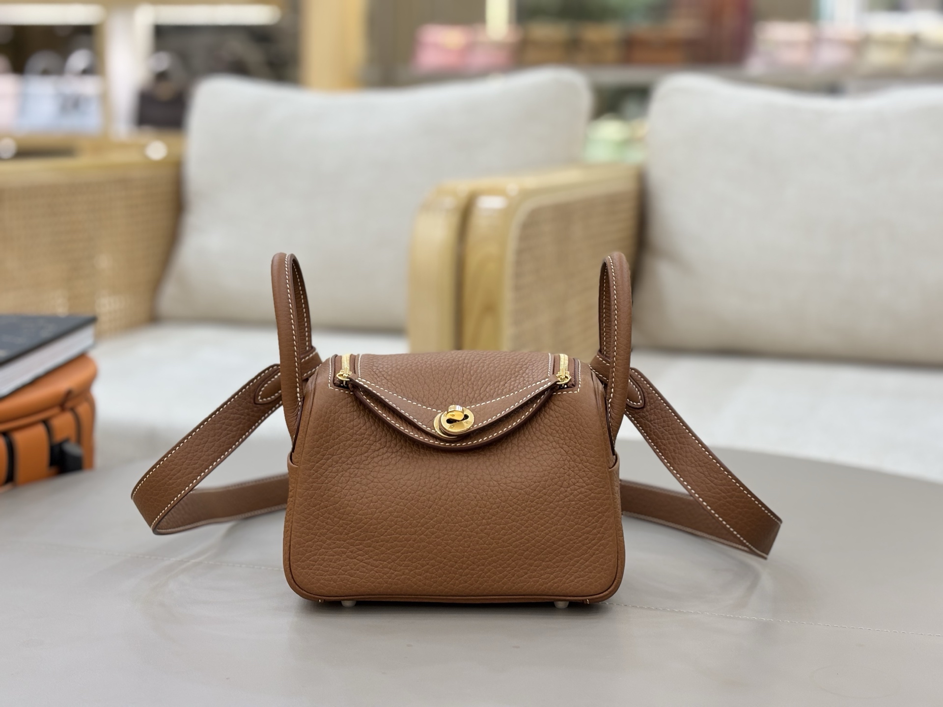 NO:811526,The most popular mini Lindy. The smallest size is 19cm. Imported original TC leather + all-steel hardware. Golden brown gold. Exquisite workmanship is the soul show of the entire bag. It has been popular since the catwalk. Inheriting the excellent storage and styling advantages, the Lindy is perfectly reduced and the shoulder strap is lengthened. It can be carried cross-body. Hand-stitched wax thread, Hermes, Hermes, Hermes,19860909最人气的mini Lindy琳迪 最小的尺寸19cm来咯 进口原厂TC皮+全钢五金. 金棕金 精致的做工是整个包包的灵魂秀 自从走秀后它受人追捧的热度一直高居不下 .继承出色的储物及造型优势 完美缩小Lindy 更将肩带加长 可斜背手拎 手缝蜡线,爱马仕,hermes,Hermes,,Bag