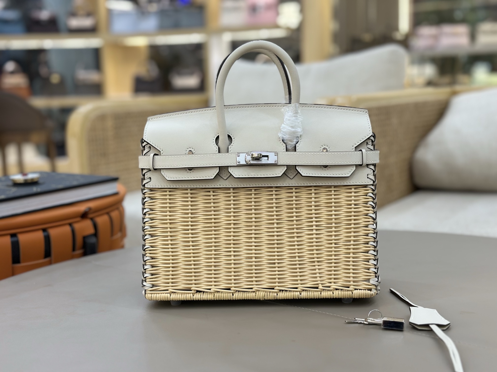 NO:699488,A must-have for summer, rattan icnic picnic bag, milkshake white, casual pastoral style, full of atmosphere, perfect for vacations, camping picnics or daily wear. Birkin icnic, original color saddle leather woven wicker, 25cm is a light and manageable size, and relatively easy to pack, really suitable for spring and summer outings, Hermes, Hermes, Hermes,19860909夏日必备,藤条编织icnic野餐包 奶昔白色 休闲田园风,氛围感拉满 无论是度假出游、露营野餐还是日常穿搭都很绝 Birkin icnic 原色马鞍皮编织柳条 25cm算是可以轻巧驾驭,又相对能装的size 真的适合春夏出门,爱马仕,hermes,Hermes,,Bag