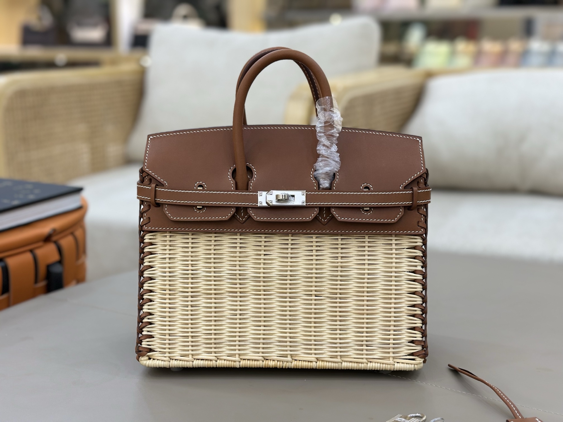 NO:699498,Back in stock, must-have for summer, rattan woven icnic picnic bag, saddle leather golden brown, casual pastoral style, full of atmosphere, perfect for vacations, camping picnics or daily wear. Birkin icnic original color saddle leather woven wicker 25cm is a light and manageable size, and relatively easy to pack, really suitable for spring and summer outings, Hermes, Hermes, Hermes,19860909回货 夏日必备,藤条编织icnic野餐包 马鞍皮金棕色 休闲田园风,氛围感拉满 无论是度假出游、露营野餐还是日常穿搭都很绝 Birkin icnic 原色马鞍皮编织柳条 25cm算是可以轻巧驾驭,又相对能装的size 真的适合春夏出门,爱马仕,hermes,Hermes,,Bag