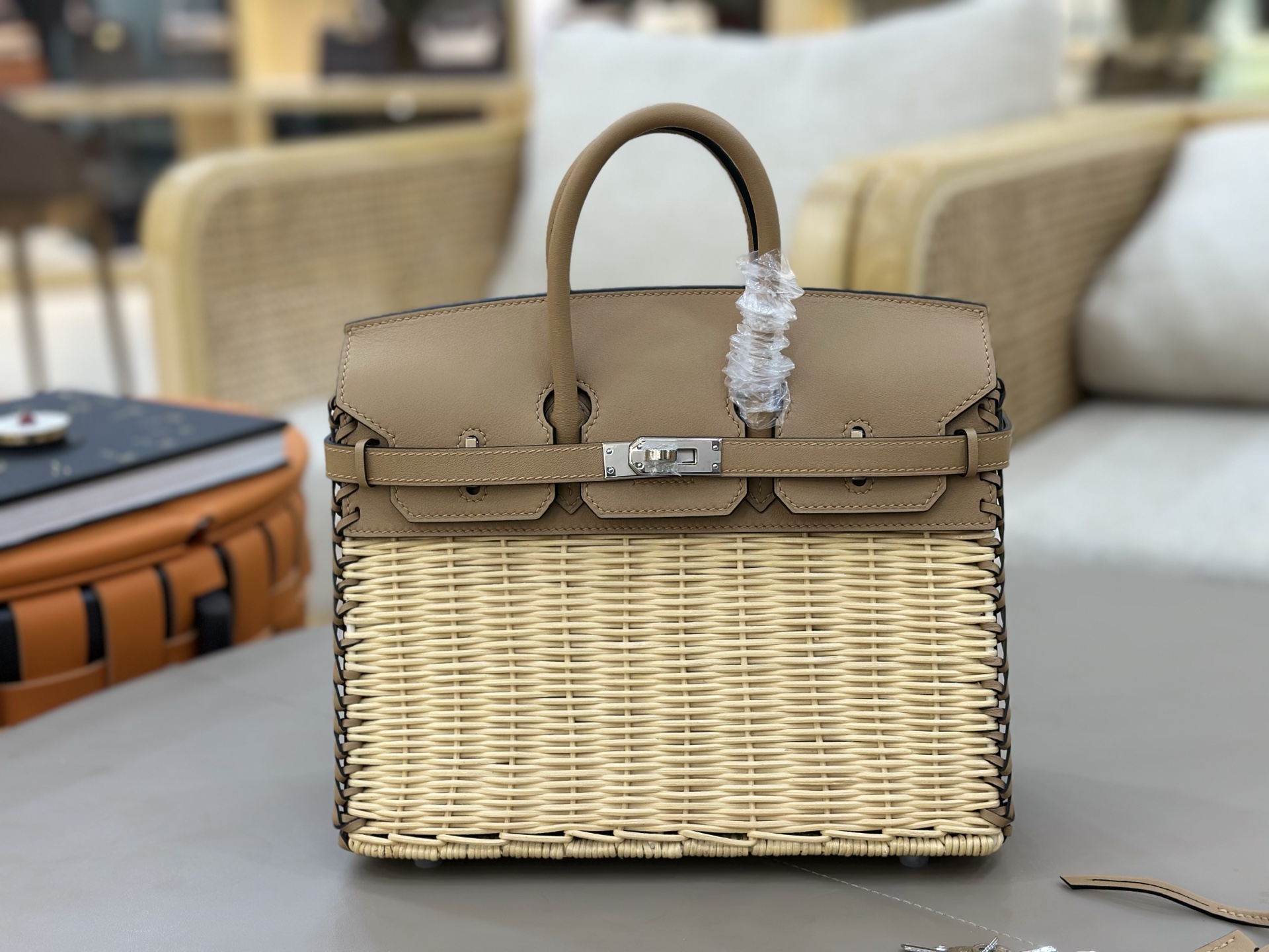 NO:699490,A must-have for summer, rattan icnic picnic bag, milk tea color, casual pastoral style, full of atmosphere, perfect for vacations, camping picnics or daily wear. Birkin icnic, original color saddle leather woven wicker, 25cm is a light and manageable size, and relatively easy to pack, really suitable for spring and summer outings, Hermes, Hermes, Hermes,19860909夏日必备,藤条编织icnic野餐包 奶茶色 休闲田园风,氛围感拉满 无论是度假出游、露营野餐还是日常穿搭都很绝 Birkin icnic 原色马鞍皮编织柳条 25cm算是可以轻巧驾驭,又相对能装的size 真的适合春夏出门,爱马仕,hermes,Hermes,,Bag