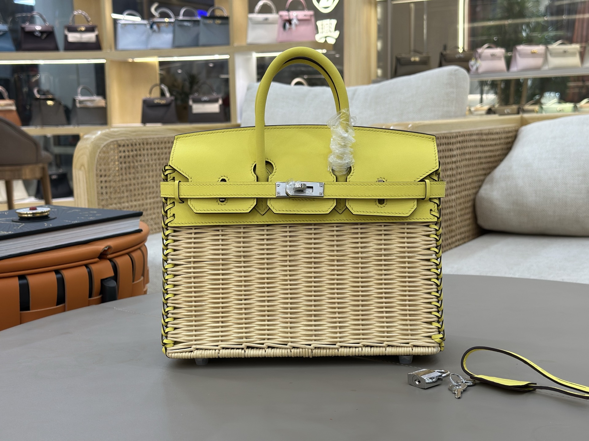 NO:699496,A must-have for summer, the rattan icnic picnic bag yellow has a casual pastoral style and a full atmosphere. It is perfect for vacations, camping picnics or daily wear. Birkin icnic original color saddle leather woven wicker 25cm is a light and manageable size, and it is relatively easy to pack. It is really suitable for spring and summer outings, Hermes, Hermes, Hermes,19860909夏日必备,藤条编织icnic野餐包 黄色 休闲田园风,氛围感拉满 无论是度假出游、露营野餐还是日常穿搭都很绝 Birkin icnic 原色马鞍皮编织柳条 25cm算是可以轻巧驾驭,又相对能装的size 真的适合春夏出门,爱马仕,hermes,Hermes,,Bag
