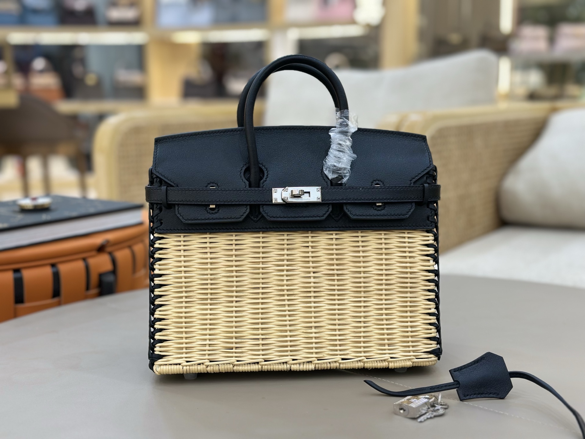 NO:699492,A must-have for summer, the rattan icnic picnic bag is black, casual and pastoral style, full of atmosphere. It is perfect whether it is for vacation, camping, picnic or daily wear. Birkin icnic original color saddle leather woven wicker 25cm is a light and manageable size, and it is relatively easy to pack. It is really suitable for going out in spring and summer. Hermes, Hermes, Hermes,19860909夏日必备,藤条编织icnic野餐包 黑色 休闲田园风,氛围感拉满 无论是度假出游、露营野餐还是日常穿搭都很绝 Birkin icnic 原色马鞍皮编织柳条 25cm算是可以轻巧驾驭,又相对能装的size 真的适合春夏出门,爱马仕,hermes,Hermes,,Bag