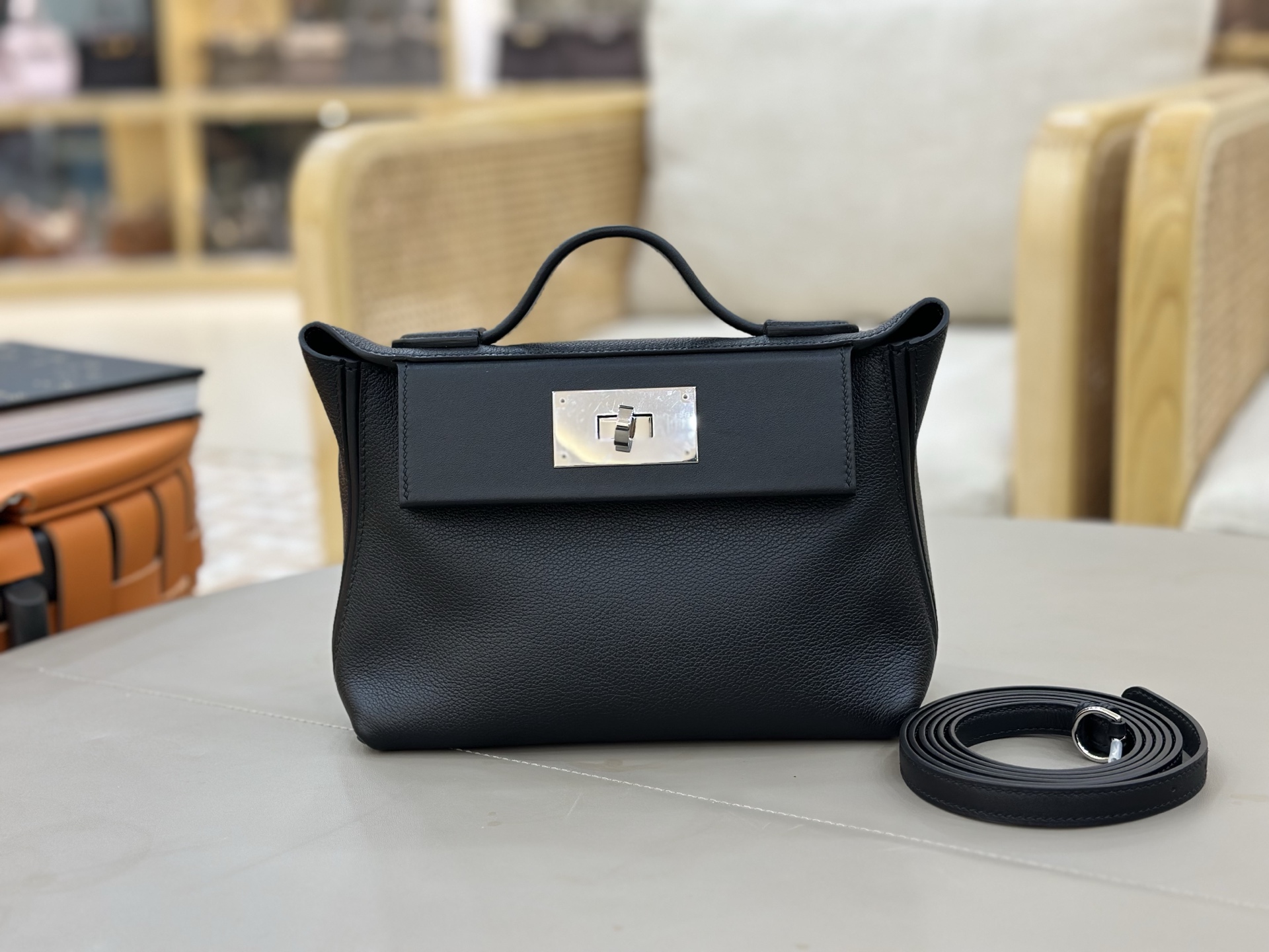 NO:700343,2424 mini 21cm imported Evercolor and swift leather, all-steel hardware, hand-made copper nails, black silver buckle, strong grass planting, youthful retro atmosphere, not only beautiful, but also can be easily held in various carrying methods (handheld, one-shoulder, cross-body, double shoulder), the double shoulder strap carrying method is super practical, and the content is very large. Refined, elegant and casual, each carrying method can show a different style. Hermes, hermes, stuart  weitzman,hermes,198609092424 mini 21cm 进口Evercolor拼swift皮 全钢五金 手打铜钉 黑色银扣 强烈种草 年轻复古气息,不仅貌美,而且各种背法都可以轻松hold住（手提、单肩、斜挎、双肩）,双肩带背法超实用,内容量很足.精致优雅又随性,每一种背法都能呈现出不同的风格.,爱马仕,hermes,stuart weitzman,Hermes,,Bag