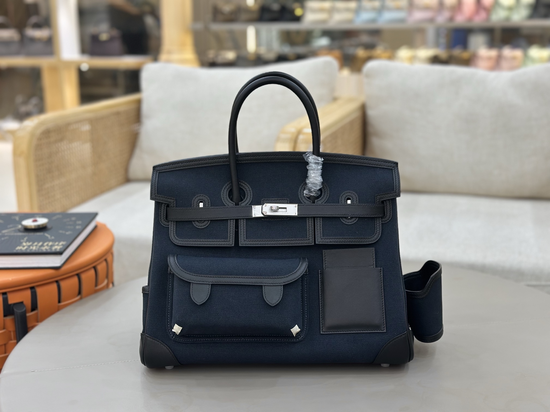 NO:697974,Midnight blue (dark blue cloth and black leather) in stock birkin 35cm cargo This year's new canvas and swift leather / silver buckle, super large capacity and lightweight, a unisex model / This bag has a pocket on the front and back, which can hold coins, cards, earphones, etc., there is a partition pocket and a cup holder for drinks on the left and right sides, which can be removed, Hermes, hermes, stuart weitzman, Hermes,19860909午夜蓝 (深蓝布拼黑皮)现货 birkin 35cm cargo 今年新出的帆布拼swift皮 /银扣 超大容量 又轻便的一款男女通用款 /这只包正反面各有一个口袋 可以放零钱卡包耳机等 ,左右两侧分别有一个隔袋和一个放饮料的杯托 ,可以拆卸,爱马仕,hermes,stuart weitzman,Hermes,,Bag