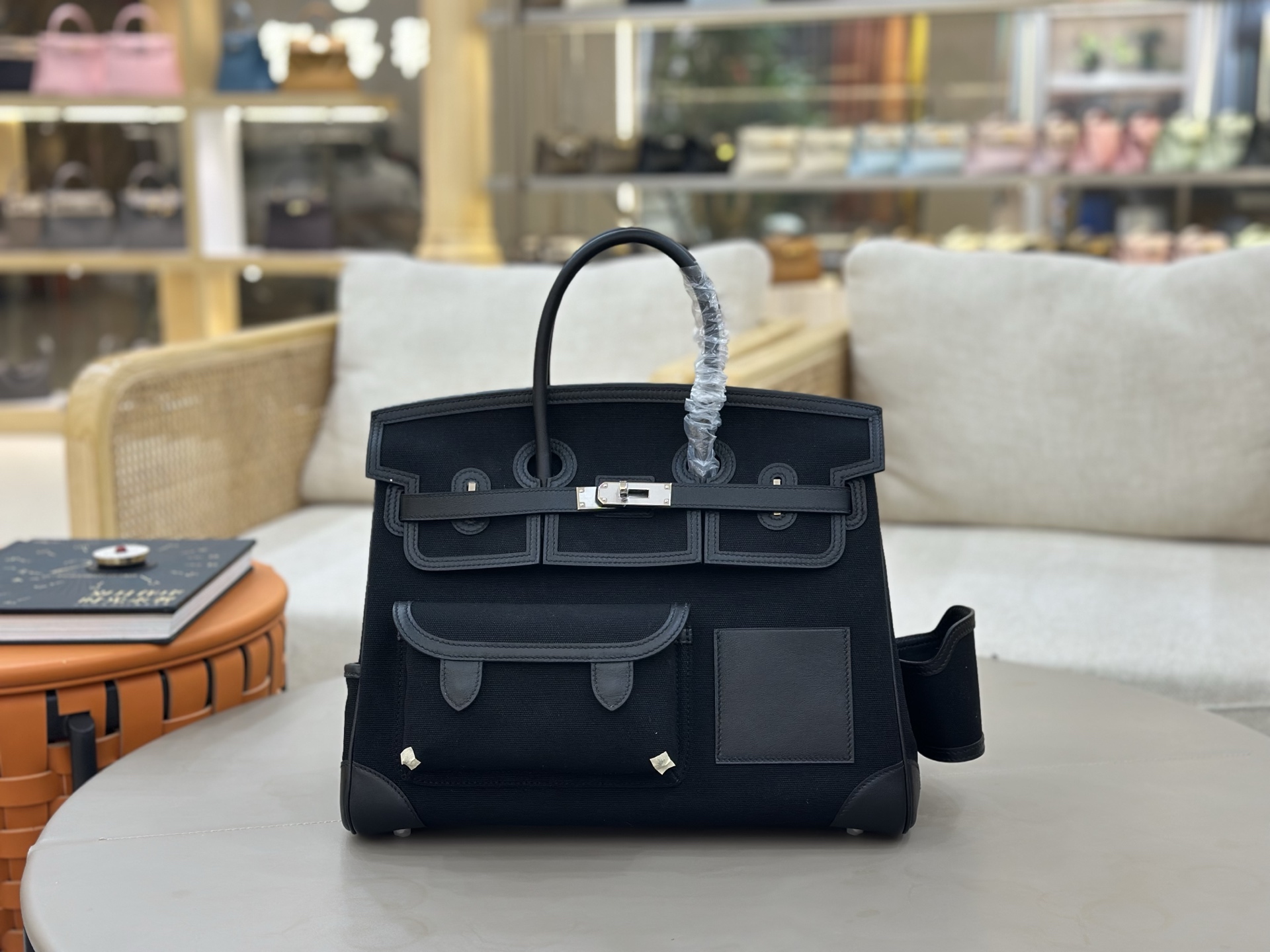 NO:697976,Classic black (black cloth and black leather) in stock birkin 35cm cargo This year's new canvas and swift leather / silver buckle, super large capacity and lightweight, a unisex model / This bag has a pocket on the front and back, which can hold coins, cards, earphones, etc., and there is a partition pocket and a cup holder for drinks on the left and right sides, which can be removed, Hermes, hermes, stuart weitzman, Hermes,19860909经典黑(黑布拼黑皮)现货 birkin 35cm cargo 今年新出的帆布拼swift皮 /银扣 超大容量 又轻便的一款男女通用款 /这只包正反面各有一个口袋 可以放零钱卡包耳机等 ,左右两侧分别有一个隔袋和一个放饮料的杯托 ,可以拆卸,爱马仕,hermes,stuart weitzman,Hermes,,Bag