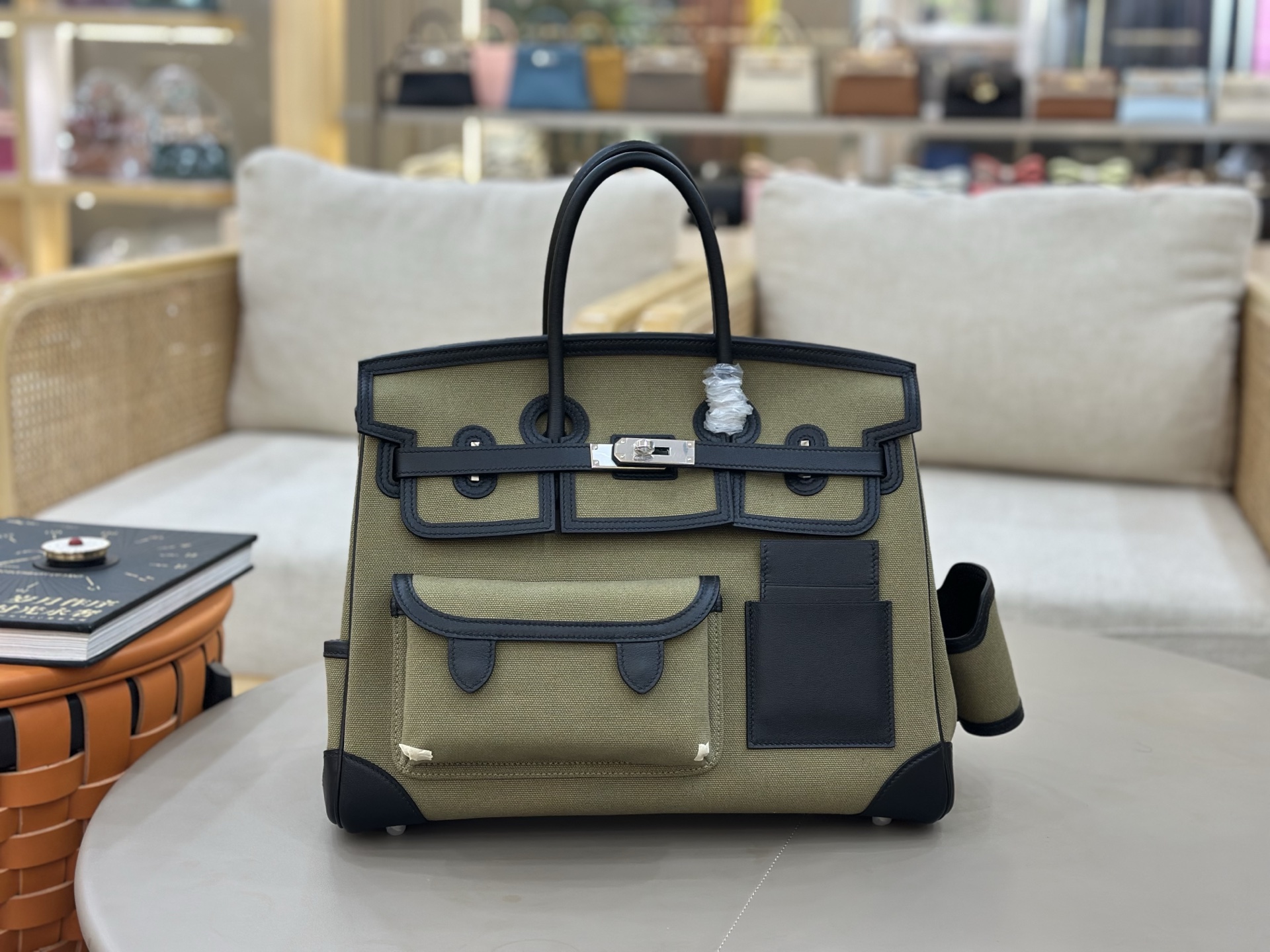 NO:697988,Military green, in stock, birkin 35cm cargo, this year's new canvas and swift leather / silver buckle, super large capacity and lightweight, a unisex model / This bag has a pocket on the front and back, which can hold coins, cards, earphones, etc., there is a partition pocket and a cup holder for drinks on the left and right sides, removable, Hermes, hermes, stuart weitzman, Hermes,19860909军绿 现货 birkin 35cm cargo 今年新出的帆布拼swift皮 /银扣 超大容量 又轻便的一款男女通用款 /这只包正反面各有一个口袋 可以放零钱卡包耳机等 ,左右两侧分别有一个隔袋和一个放饮料的杯托 ,可以拆卸,爱马仕,hermes,stuart weitzman,Hermes,,Bag