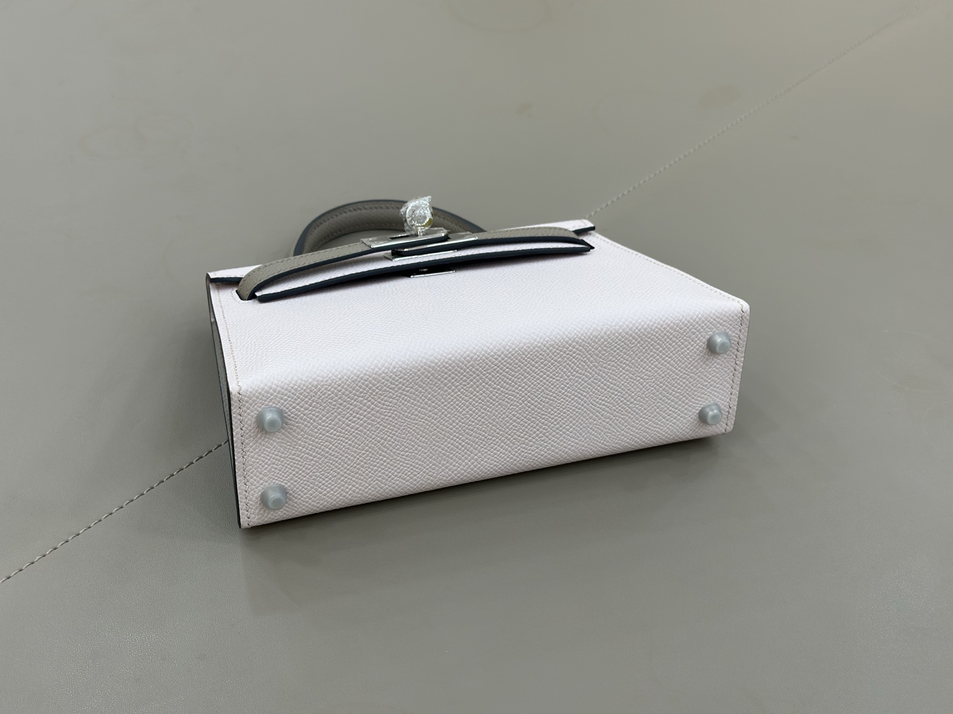 二代Mini Kelly 19cm Epsom皮 梦幻粉/沥青灰
进口原厂皮 蜡线全手工 全钢五金手打钉