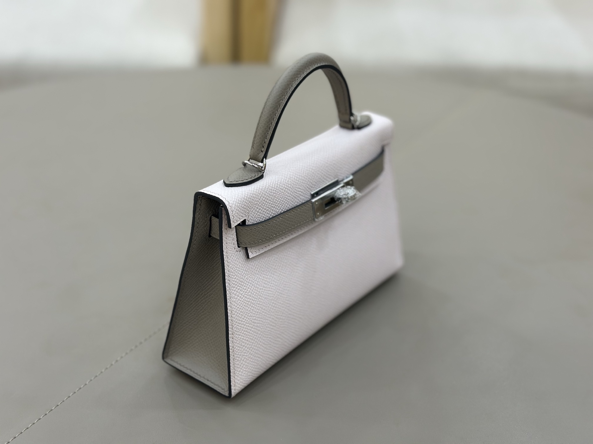 二代Mini Kelly 19cm Epsom皮 梦幻粉/沥青灰
进口原厂皮 蜡线全手工 全钢五金手打钉