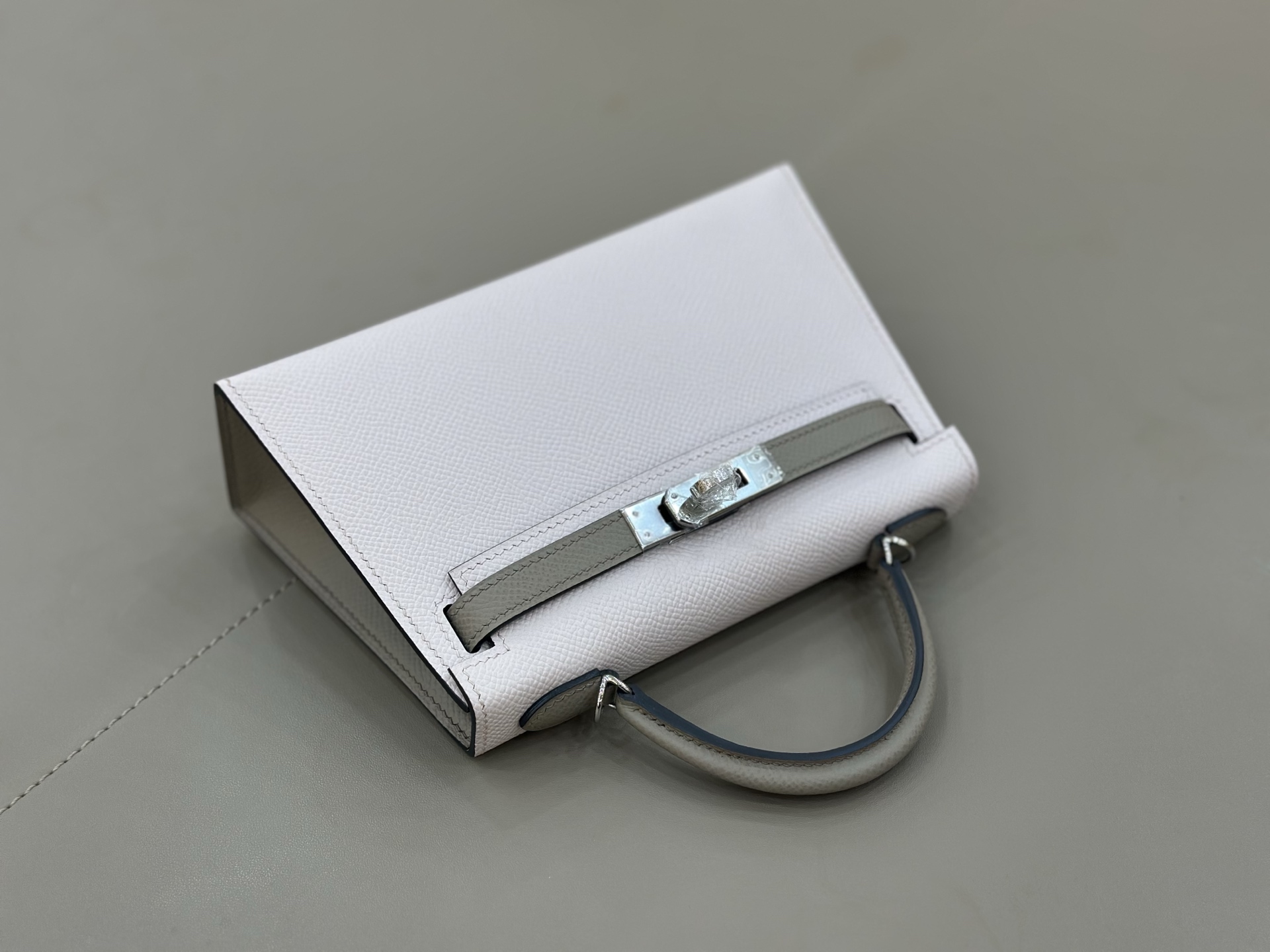 二代Mini Kelly 19cm Epsom皮 梦幻粉/沥青灰
进口原厂皮 蜡线全手工 全钢五金手打钉