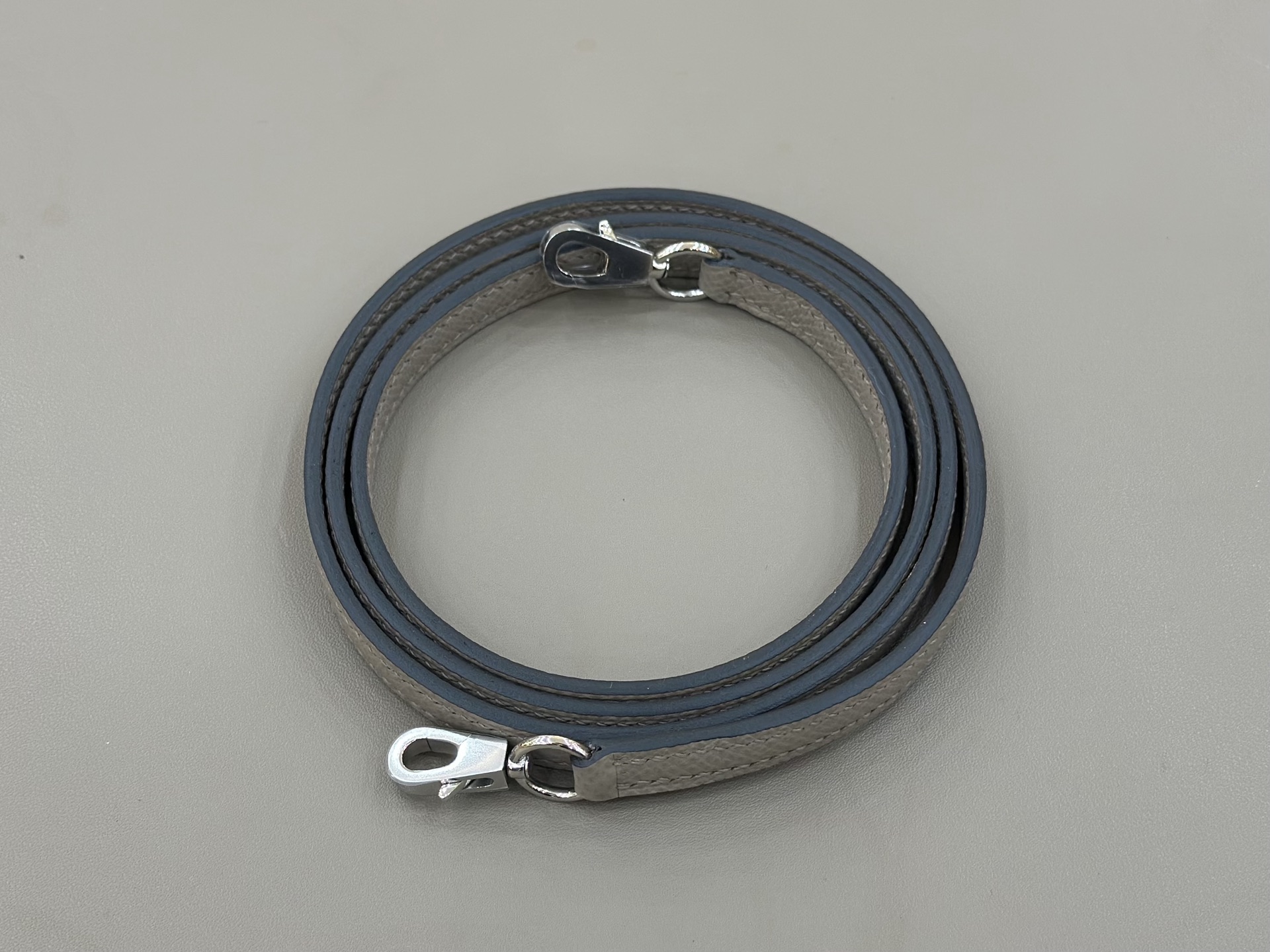 二代Mini Kelly 19cm Epsom皮 梦幻粉/沥青灰
进口原厂皮 蜡线全手工 全钢五金手打钉