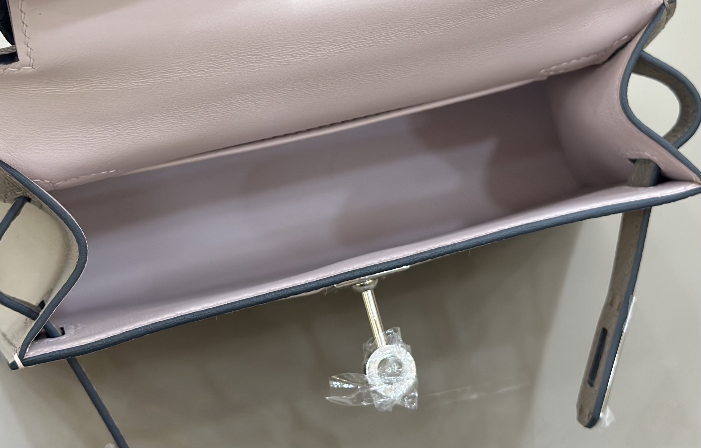 二代Mini Kelly 19cm Epsom皮 梦幻粉/沥青灰
进口原厂皮 蜡线全手工 全钢五金手打钉