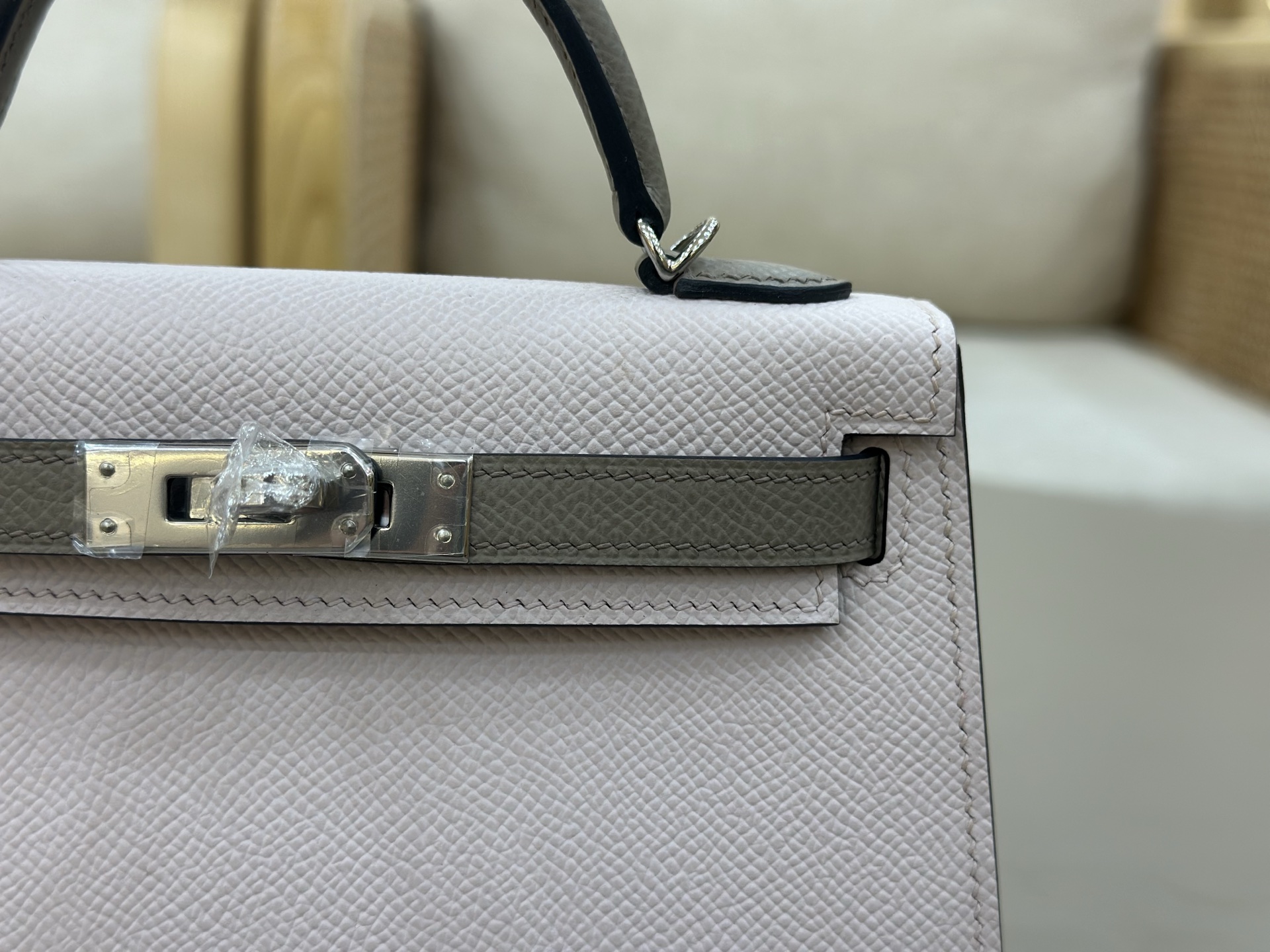 二代Mini Kelly 19cm Epsom皮 梦幻粉/沥青灰
进口原厂皮 蜡线全手工 全钢五金手打钉