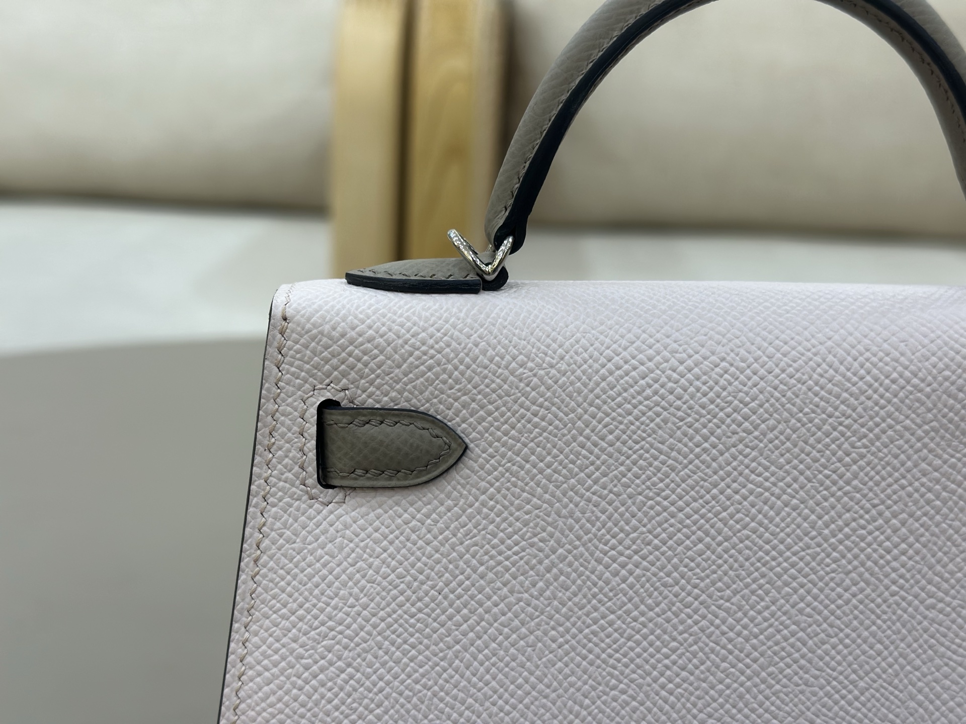 二代Mini Kelly 19cm Epsom皮 梦幻粉/沥青灰
进口原厂皮 蜡线全手工 全钢五金手打钉